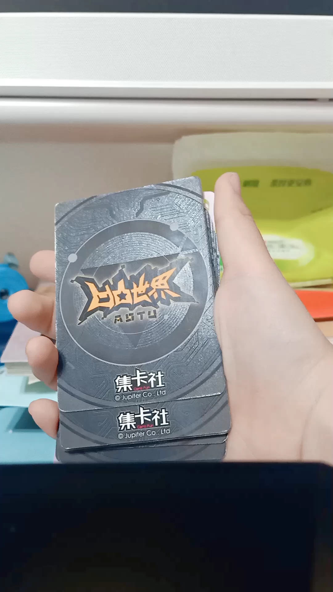 买了一包凹凸世界的卡包,打开的一瞬间我沉默了