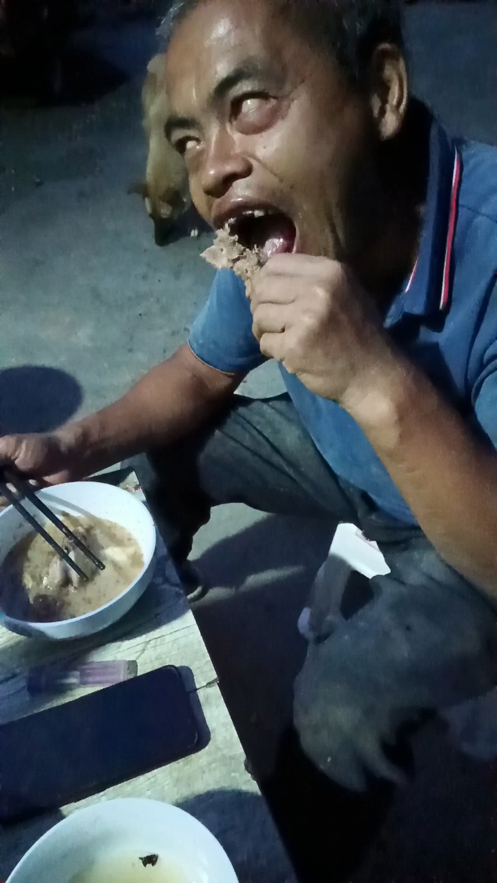 大碗喝酒,大口吃肉,