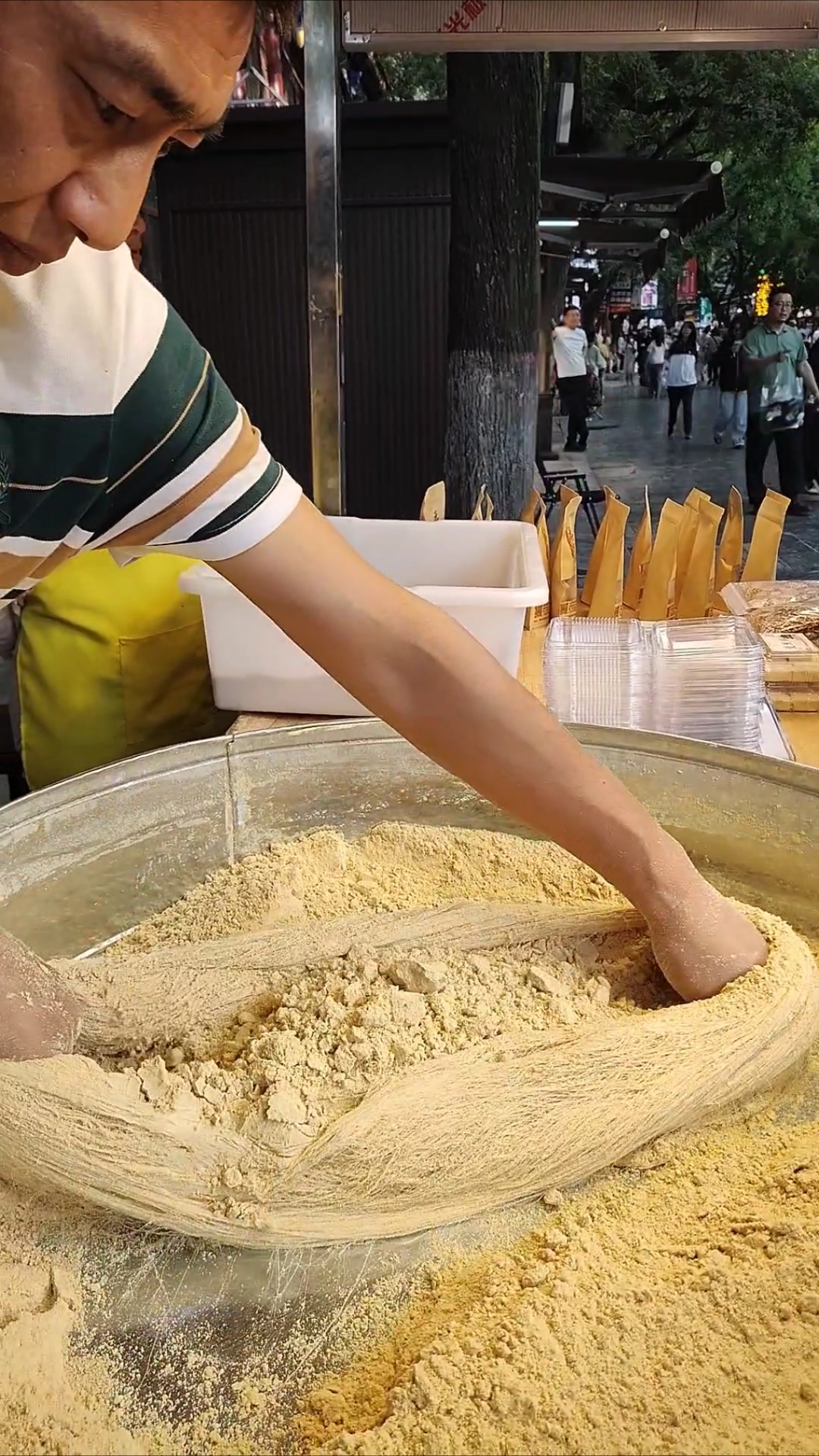 西安回民街里,目睹皇帝点心波丝酥的手工制作过程,很是赞叹!