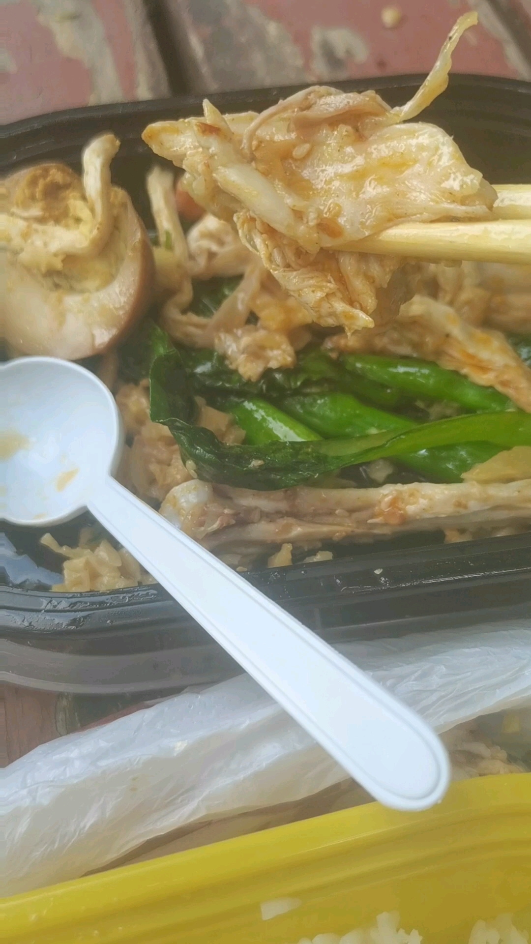 广州手撕鸡很好吃配菜心,鸡蛋,鸡汤。营养又健康的一餐。