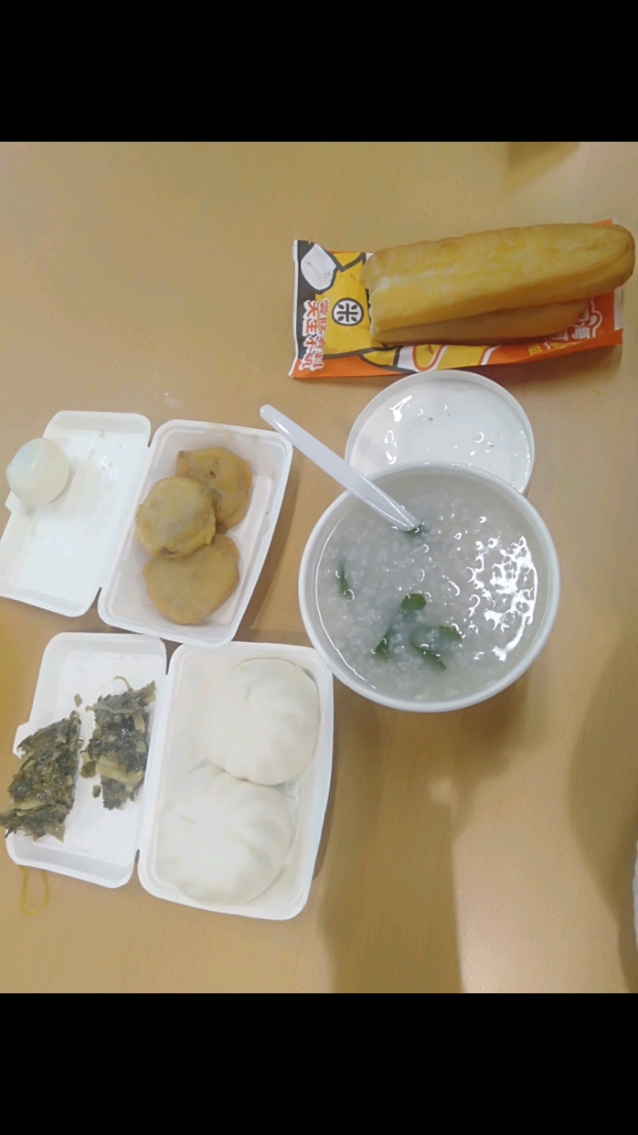 广州番禺枸杞叶瘦肉粥,香菇包配梅菜芛丝,脆大油条1,藕合3个