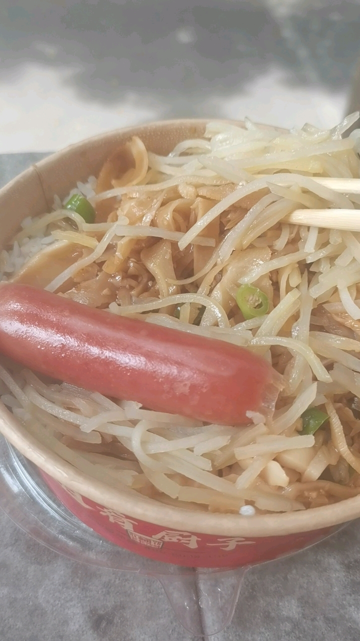 广州脆笋土豆丝炒肉加上火腿肠配酸萝卜生,再来柠檬茶。简单午餐