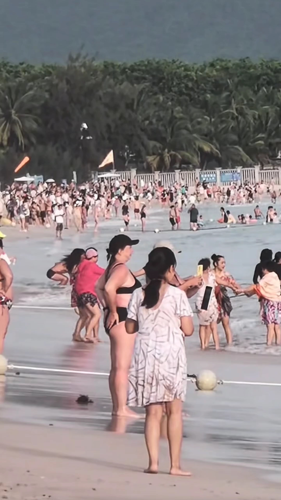 碧海蓝天下的比基尼派对,三亚沙滩的荷尔蒙风暴