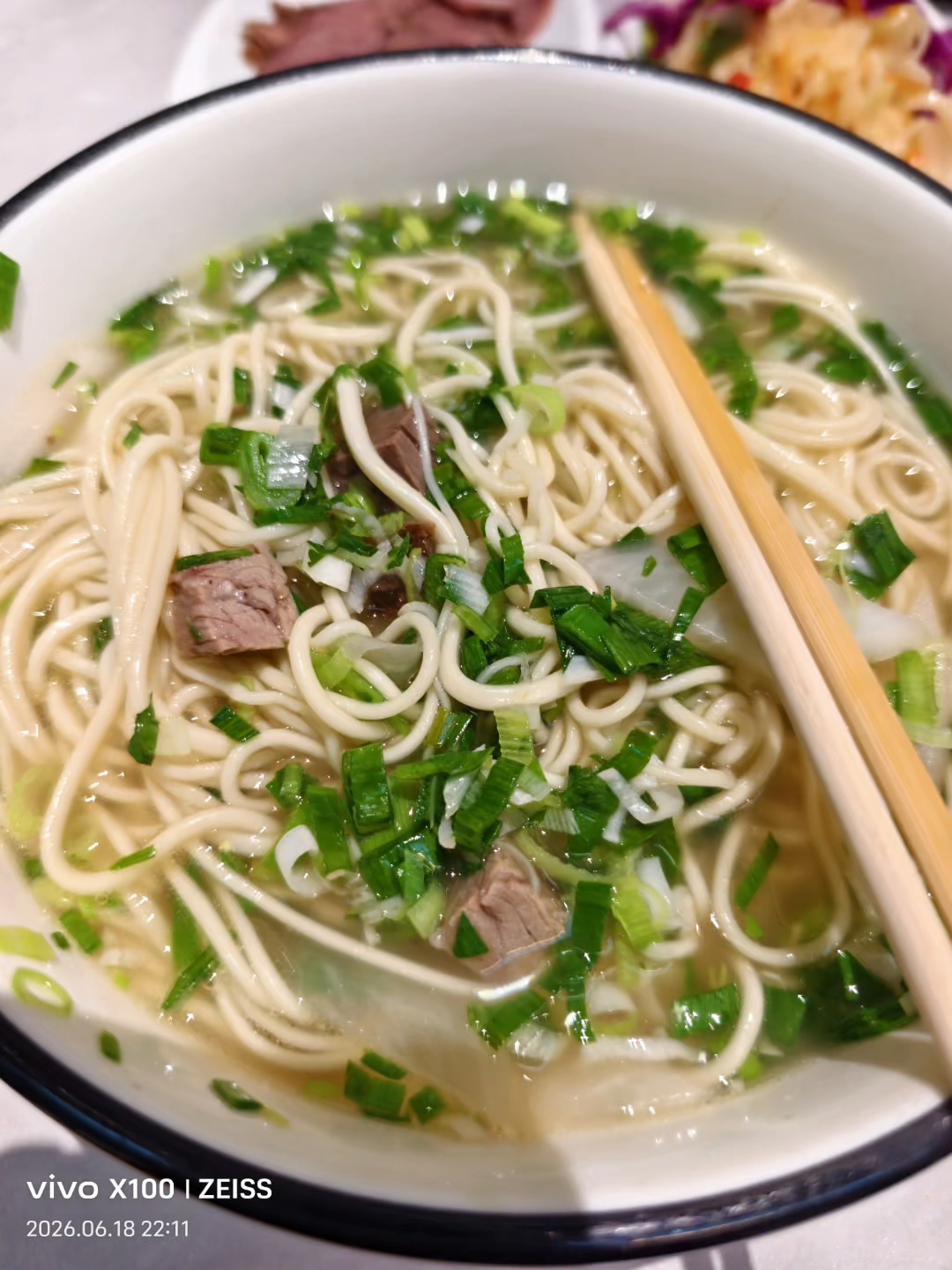 我来了，兰州，牛肉面也吃了。虽然绕了一圈，但还是吃上了，而且还是喜欢的清汤