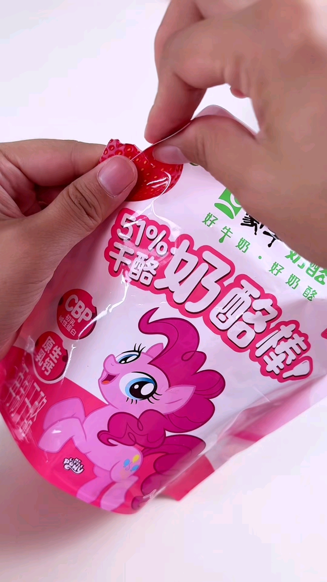 西瓜哥和橘子妹一起吃奶酪棒