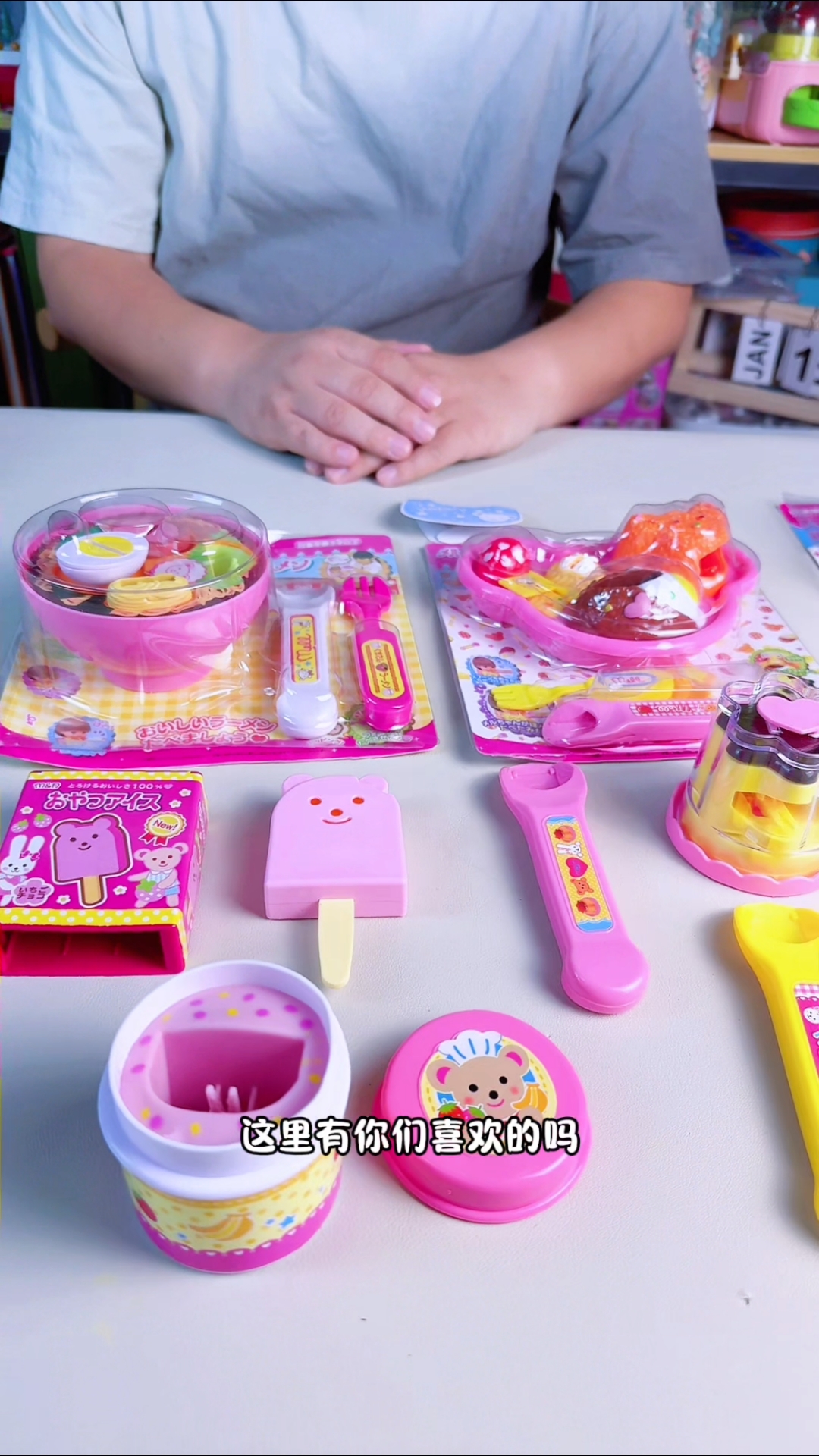 西瓜哥和橘子妹体验超多喂食玩具