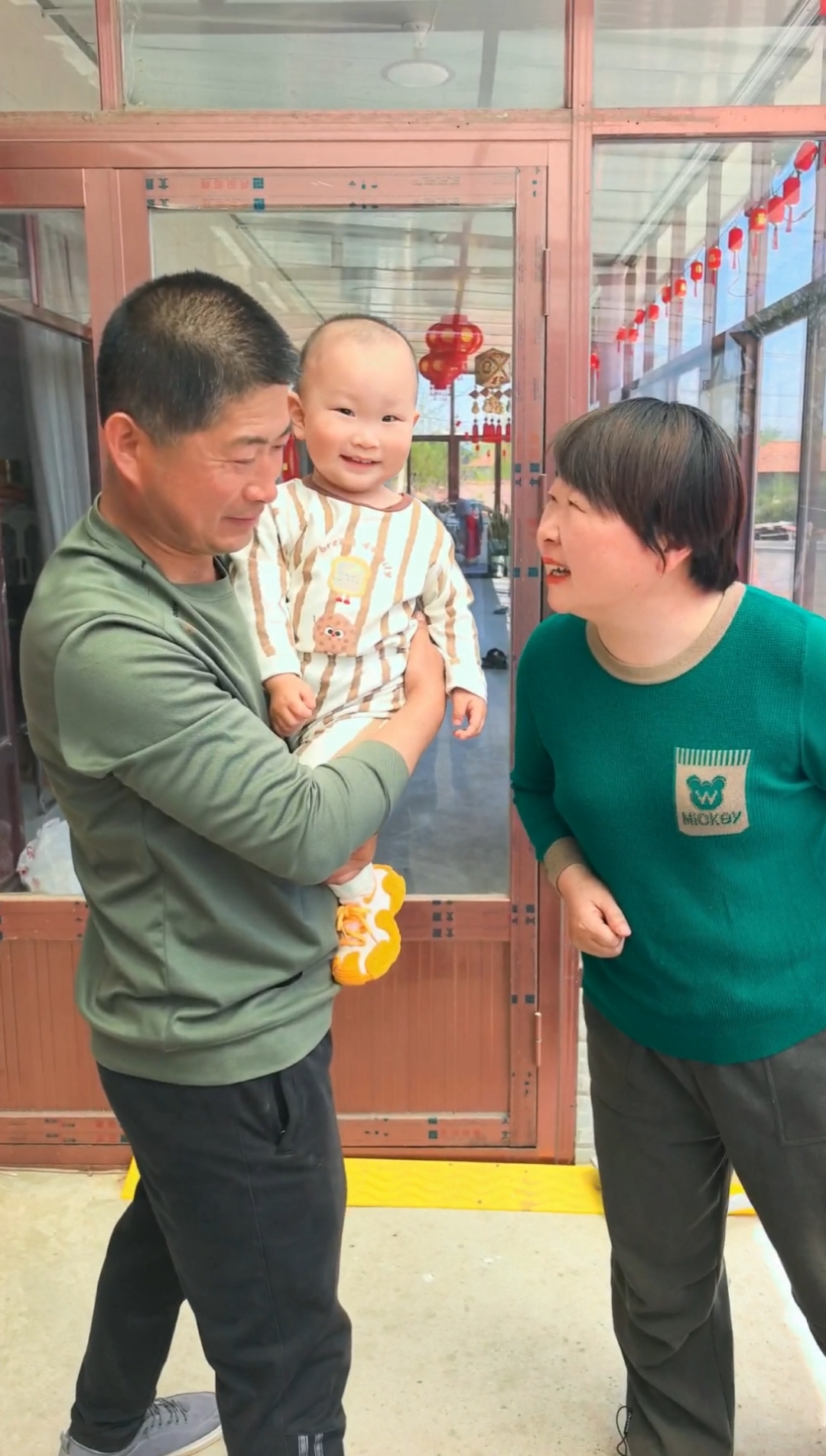 农村大锅野菜蒸饺出锅啦,媳妇大葱蘸酱吃的比肉都香