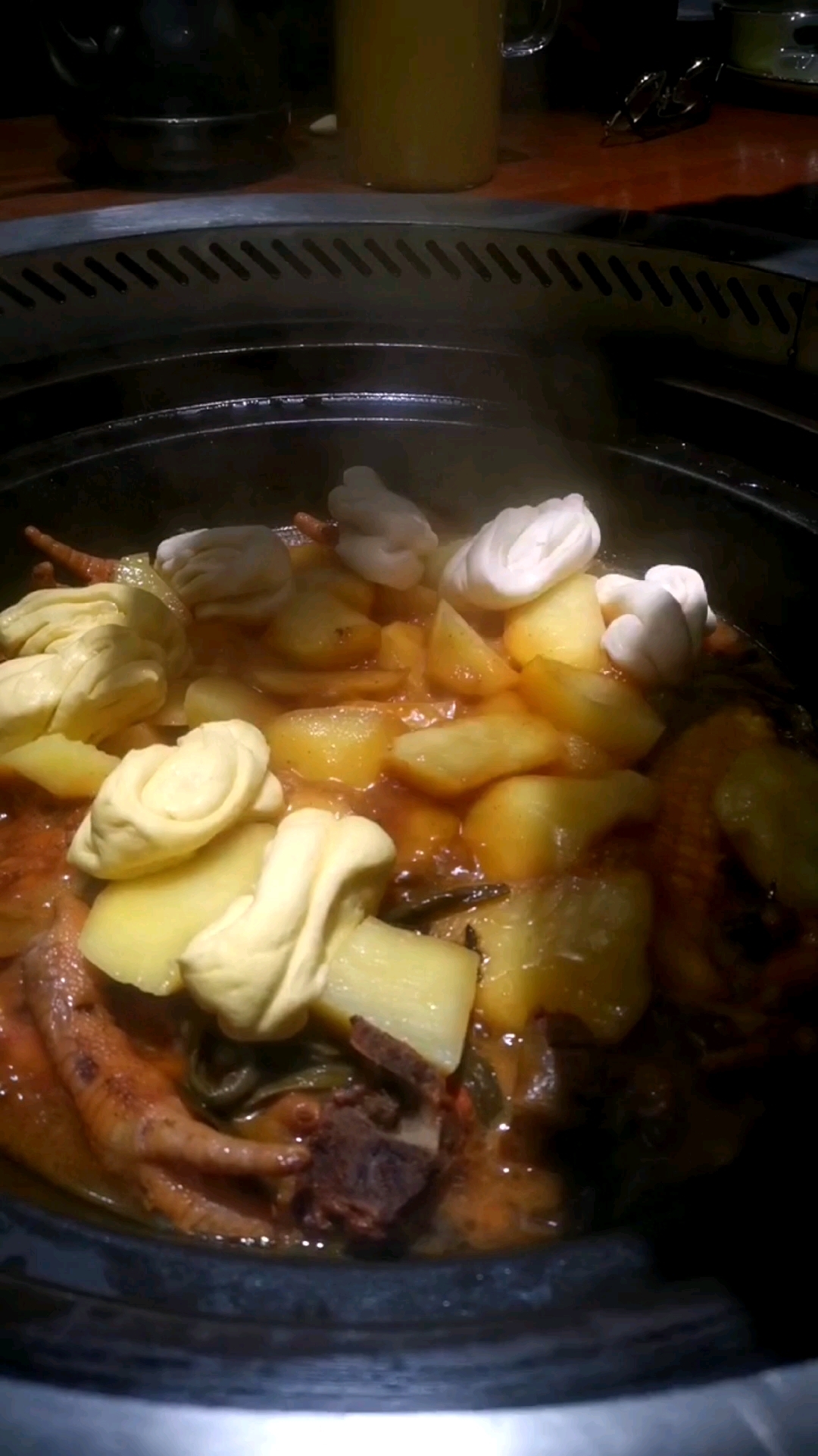 东北铁锅炖,鸡爪排骨土豆花卷