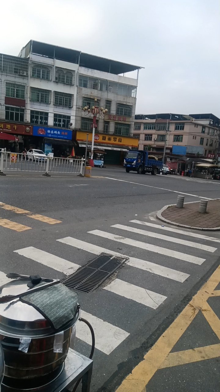 美好的早晨，空气清新，人们急忙地赶去上班。#红绿灯路口##温柔系女生头像# #初恋感穿搭#