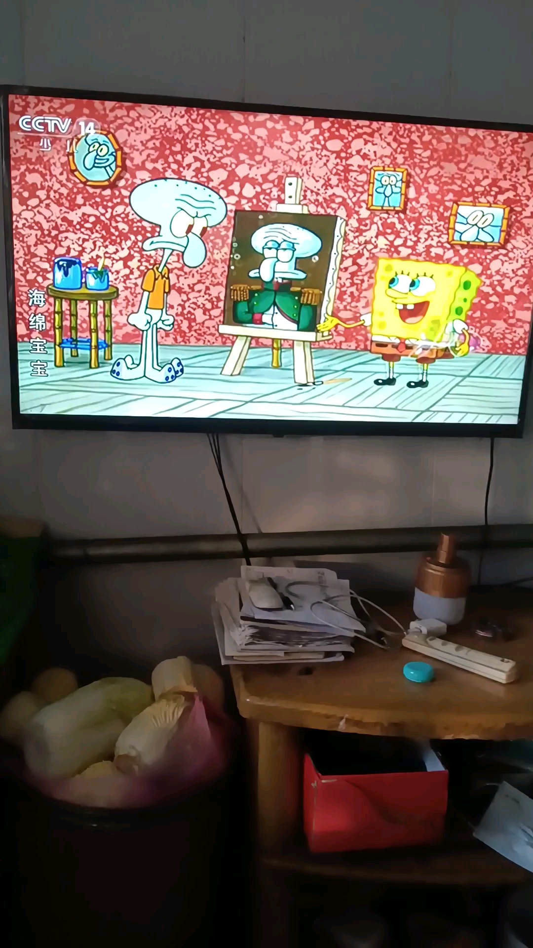 泡泡小亮想擦掉章鱼哥画上的污点,却把章鱼哥的头部弄化了