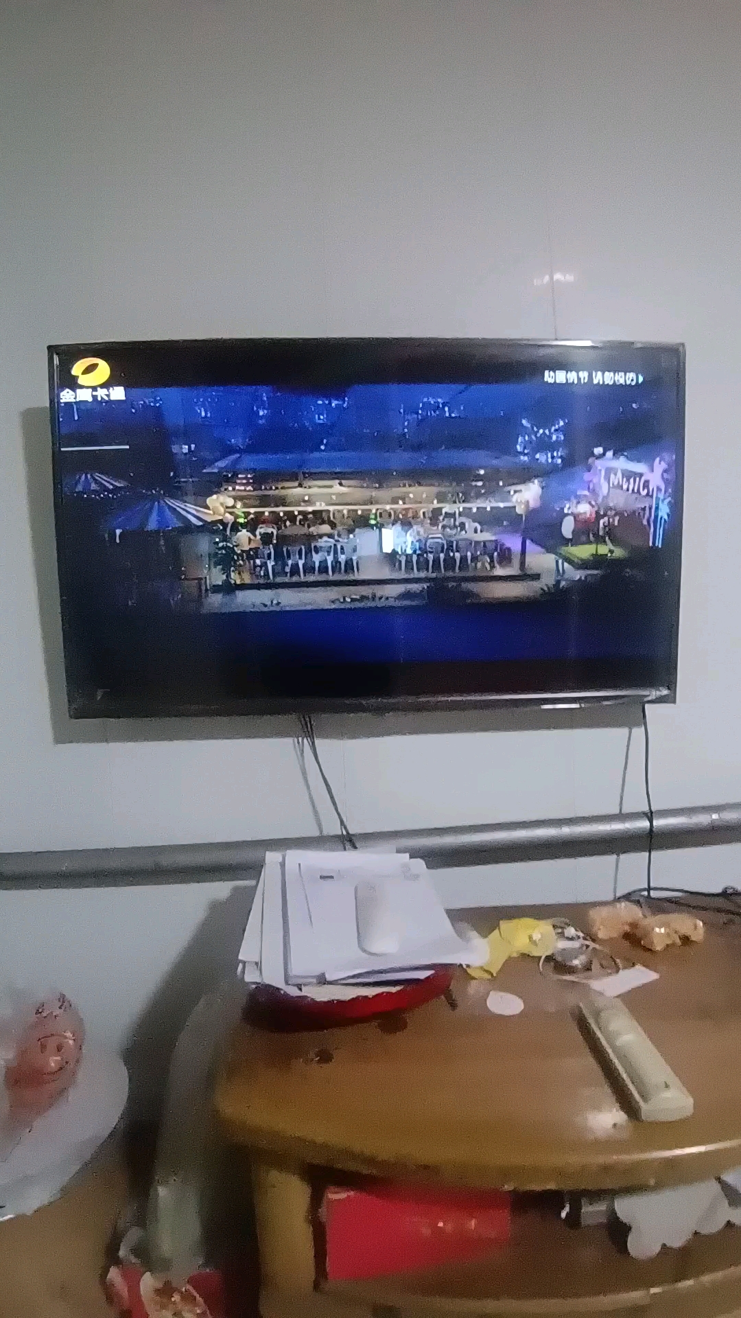 光头强跟同事们聚在一起吃大餐,不料一盘饺子让他想起熊二