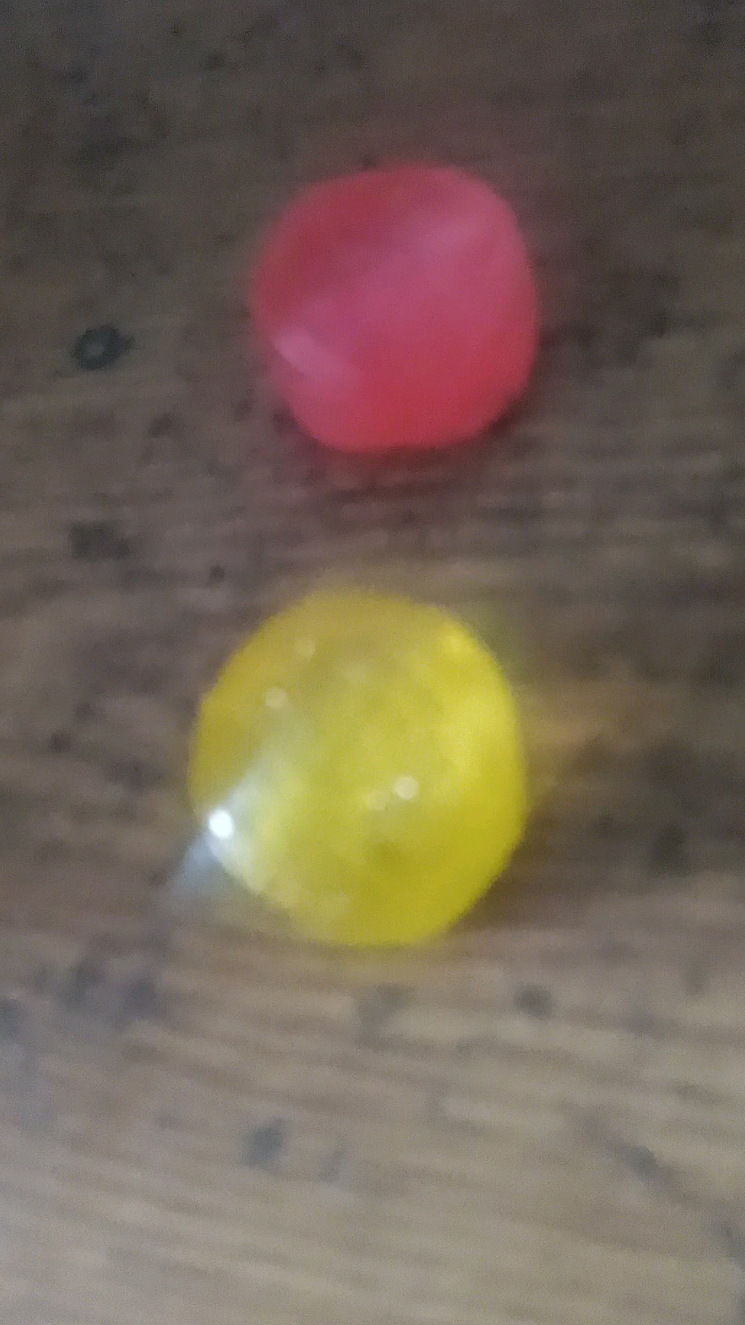 水蜜桃味硬糖,菠萝味硬糖,吃糖吃糖!