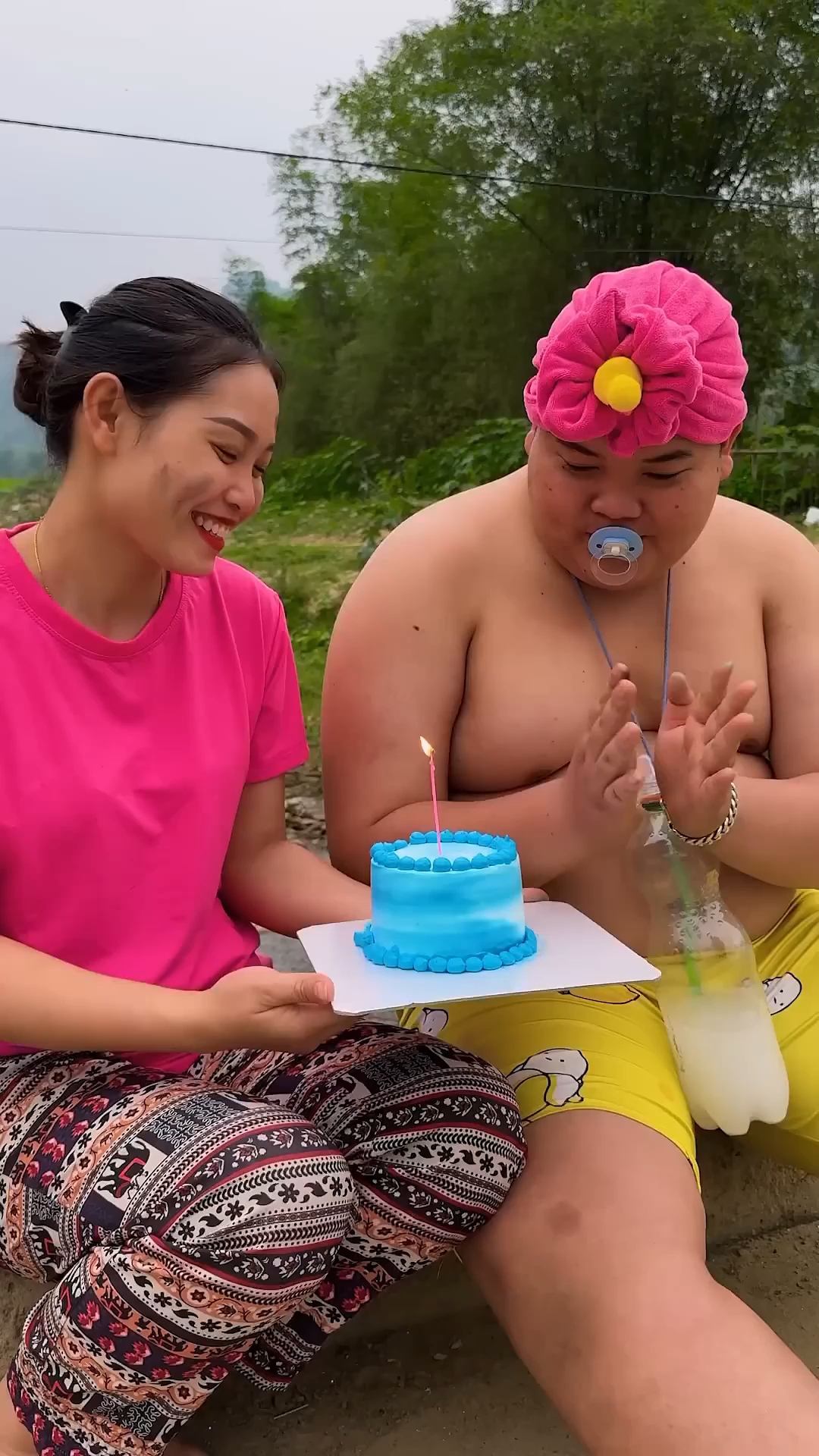 小男孩过生日，但是蛋糕被抢走了