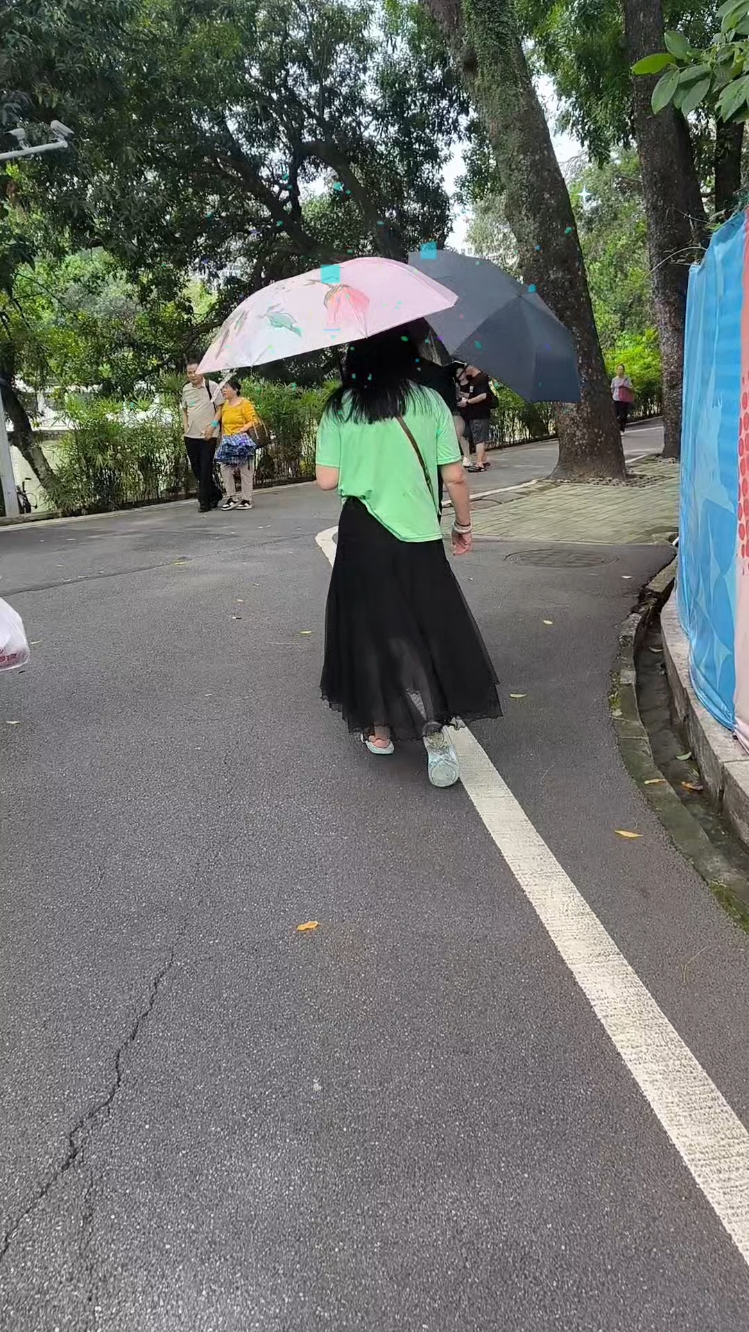 大摆半身裙你都是怎么搭配的?今天在街上看到的这个搭配可能会给你灵感。你觉得好看吗?