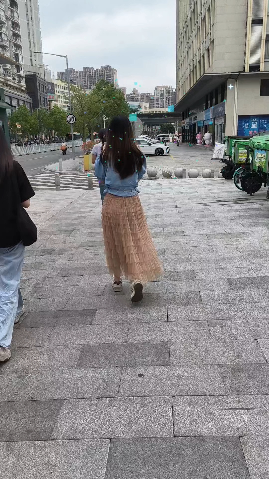 街拍,这个小姐姐穿浅蓝色收腰短袖上衣配米黄色蛋糕纱裙,梦幻甜美,你觉得好看吗?