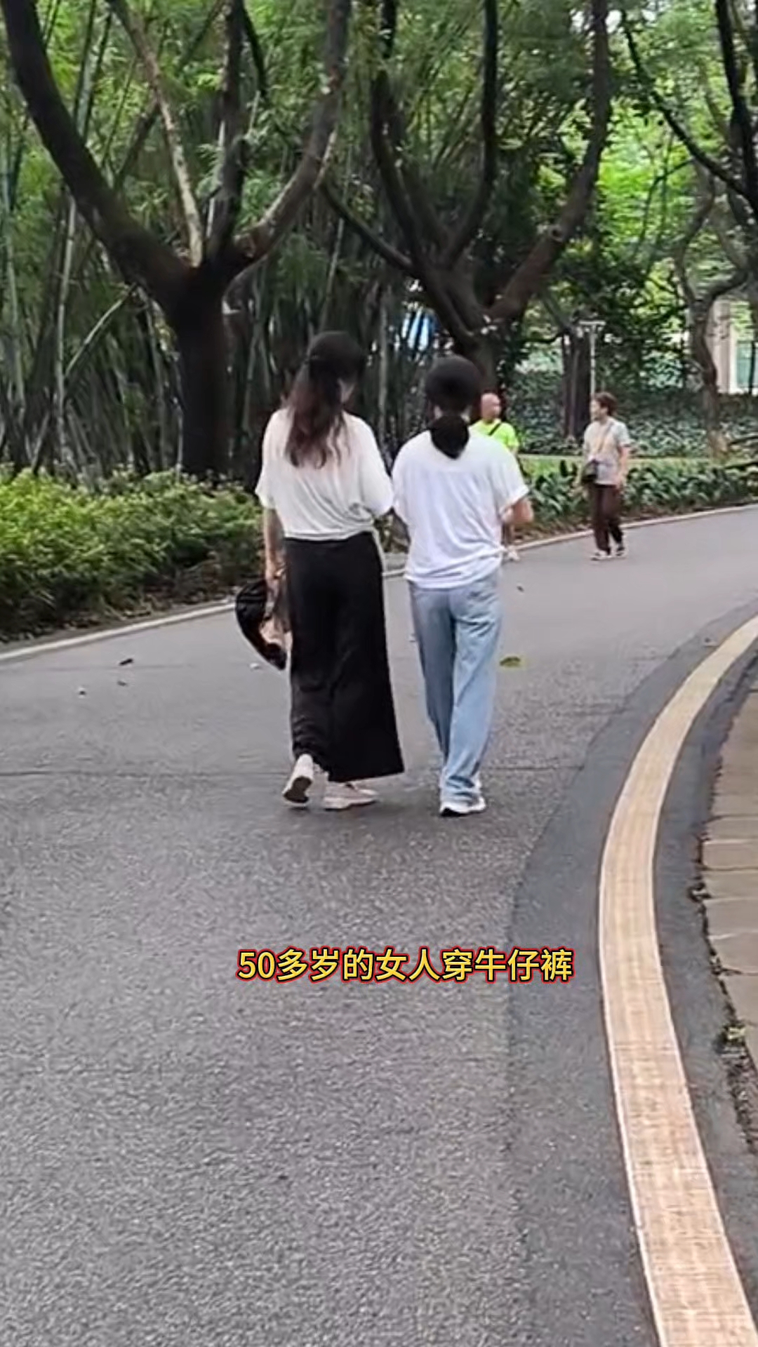 50多岁的女人穿牛仔裤,你觉得藏蓝色好看,还是浅蓝色好看