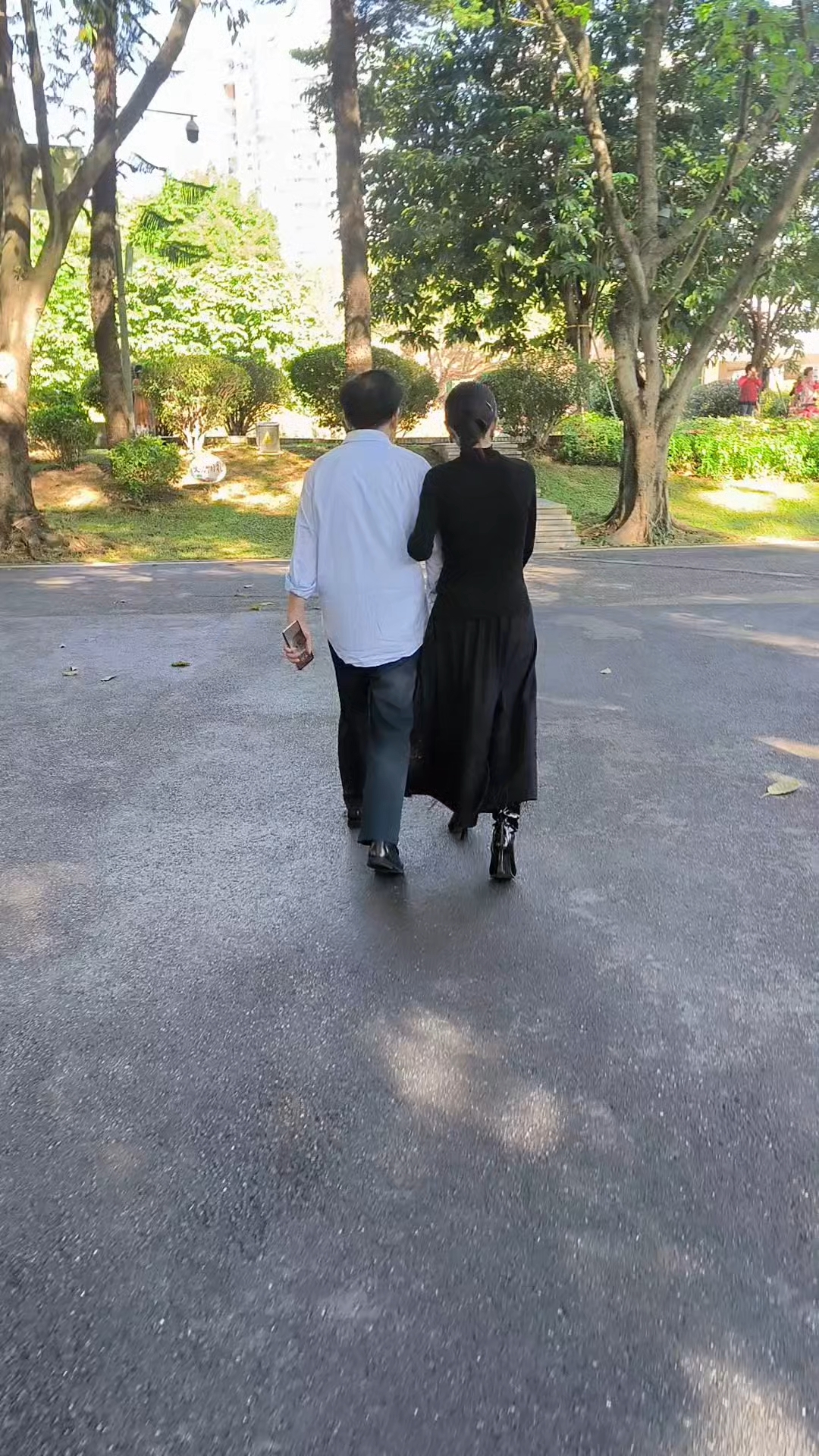 这个阿姨把一身黑色穿的很优雅,不像是去散步,倒像是去跳芭蕾舞