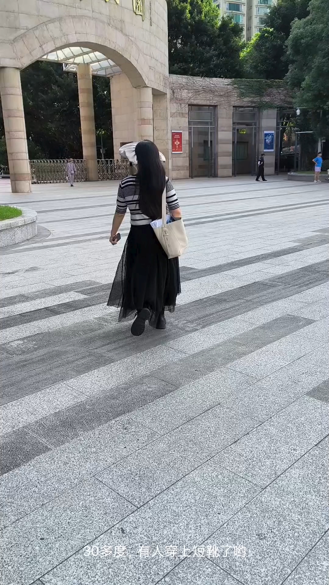 30多度有人穿上短靴啦,衣服也是早秋的配置