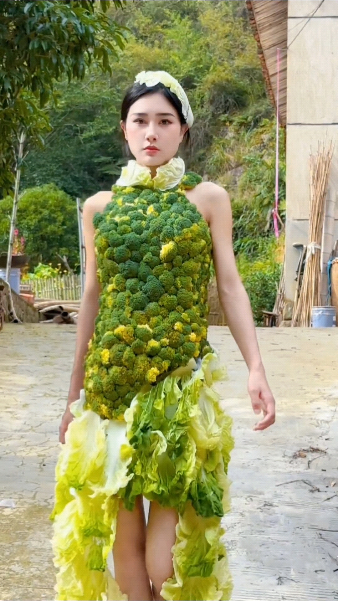 女子穿搭蔬菜野草做的衣服十分惊艳