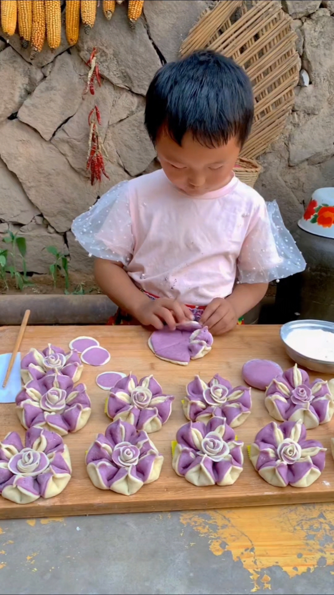 7岁小男孩做花式馒头走红，真是高手在民间