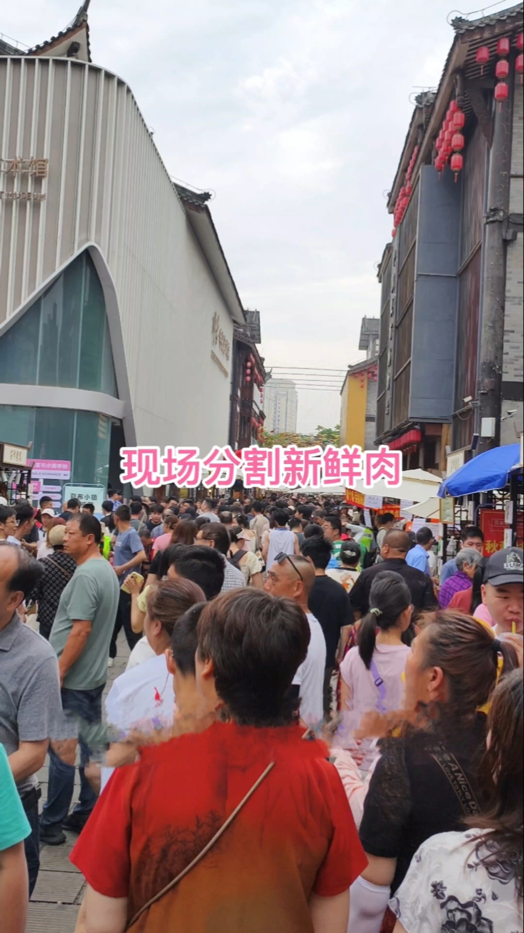 现场分割新鲜猪肉