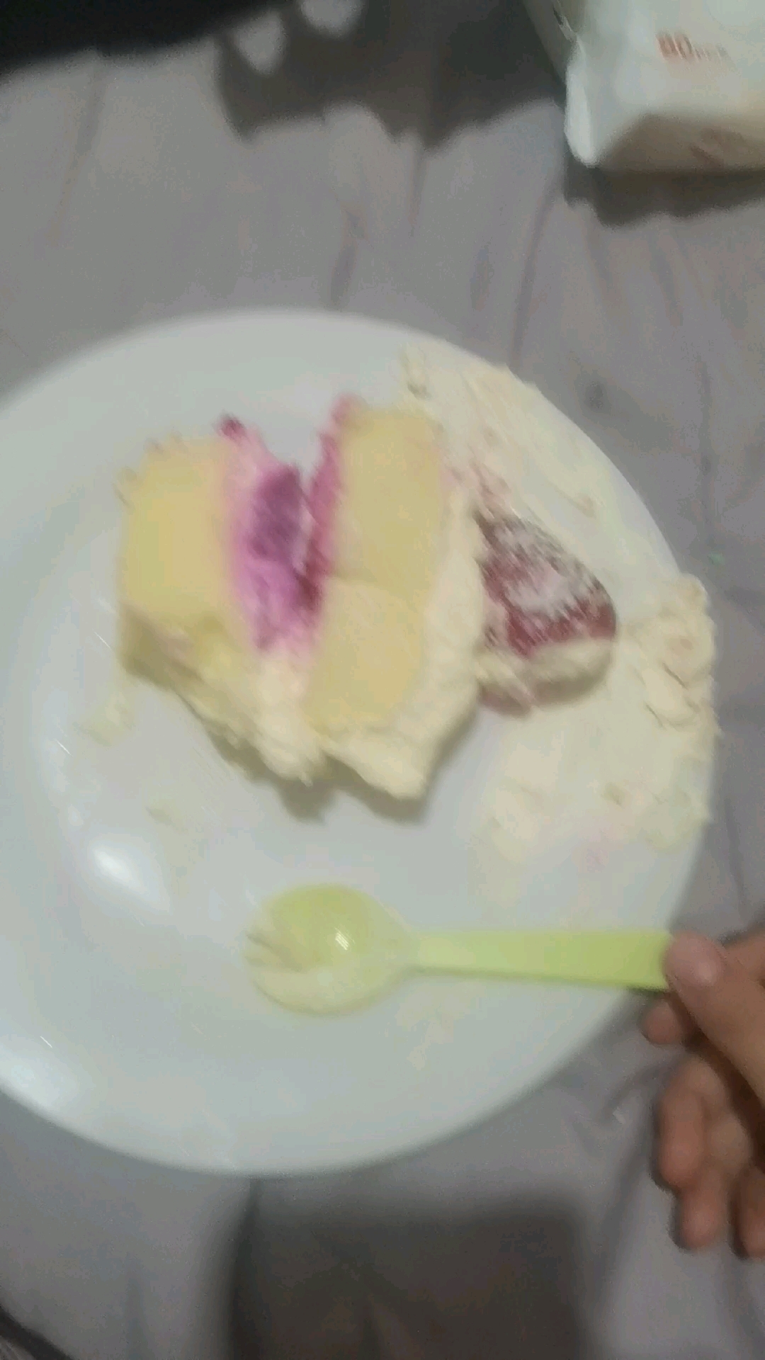 今天是我的生日,拍个吃蛋糕的视频