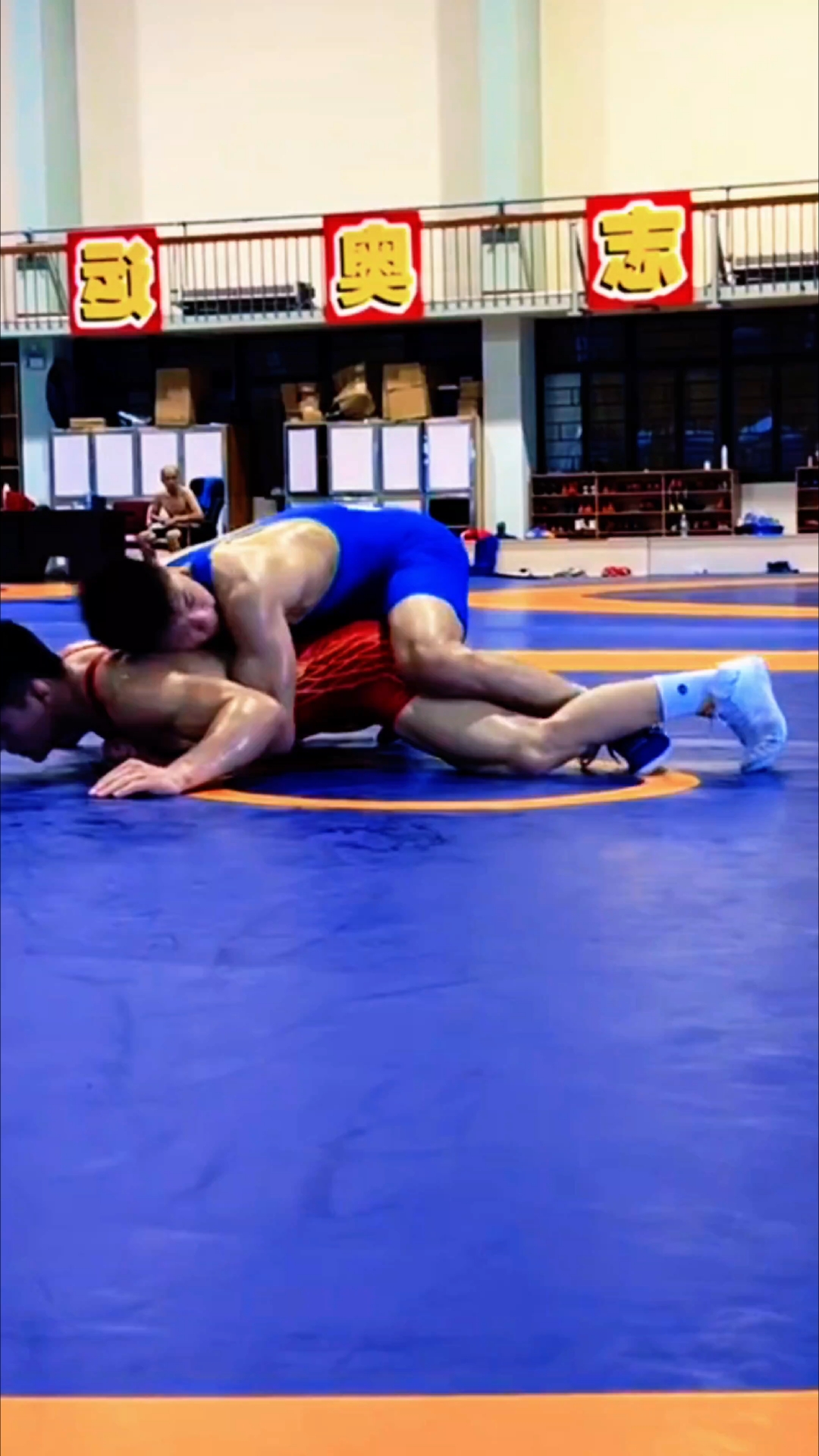 两个肌肉男摔跤训练,谁会更勇猛一些!