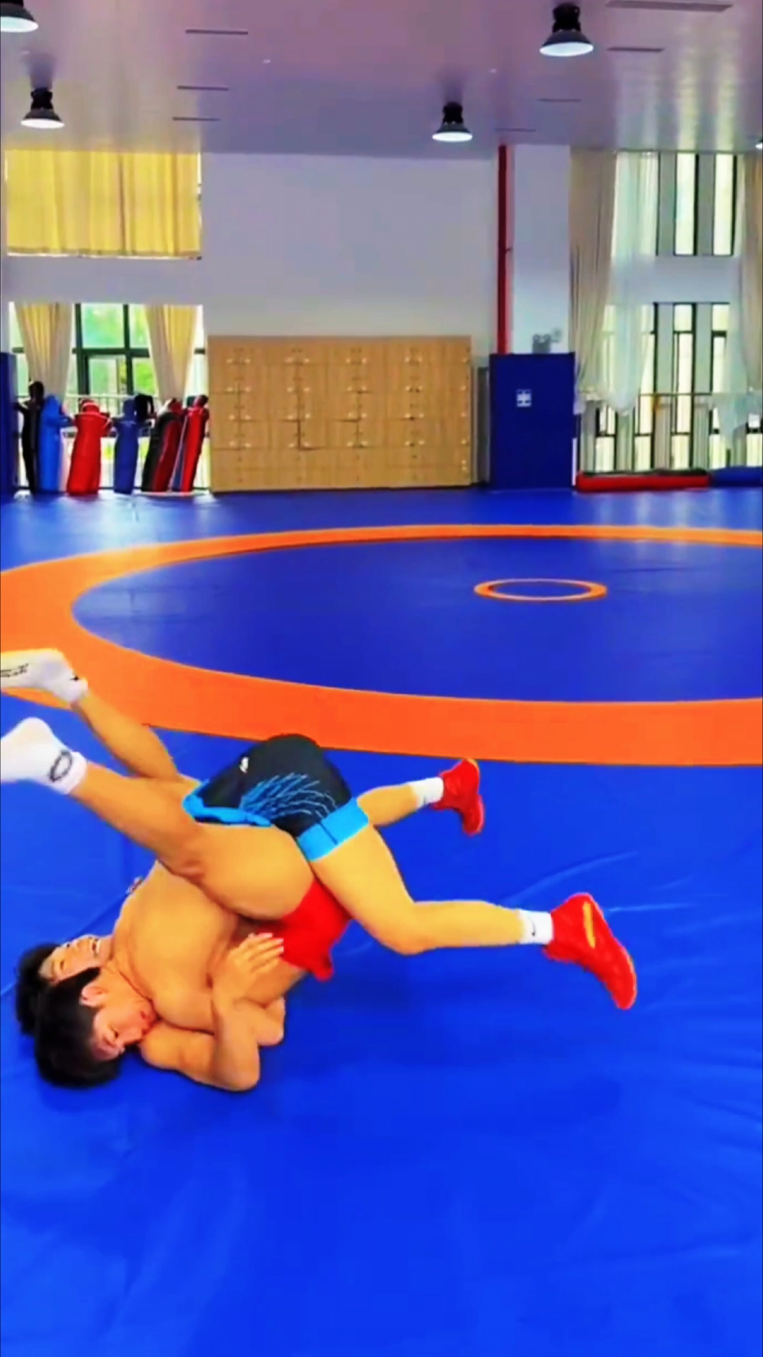 体育生摔跤训练,两个肌肉男都很猛,最后谁会胜出!