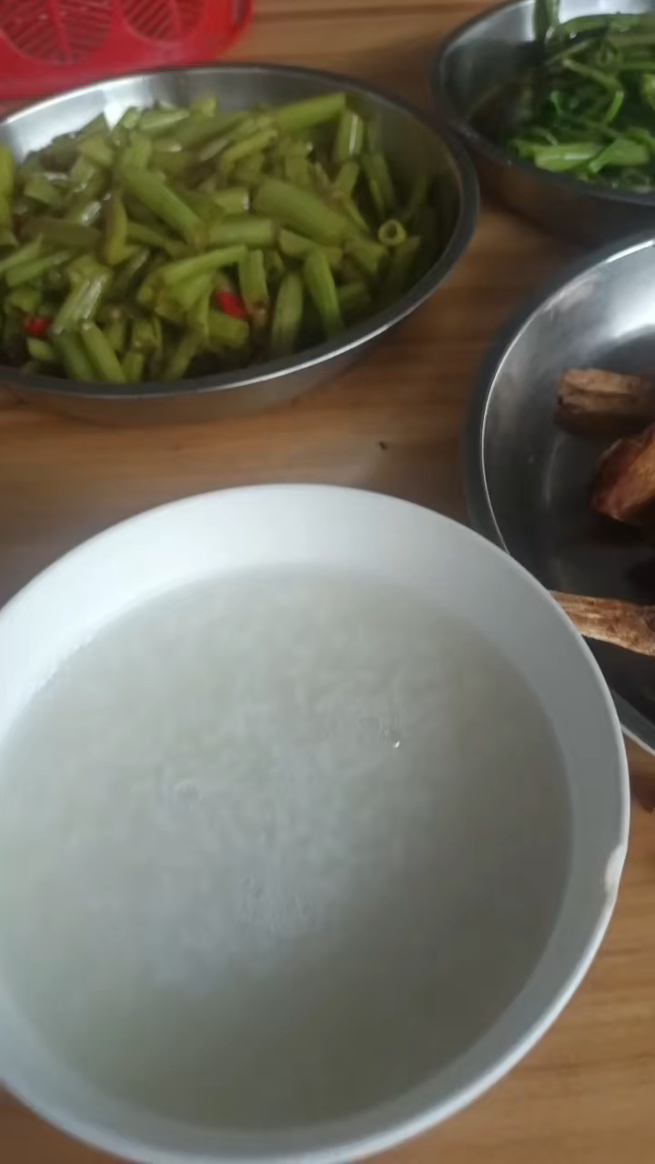 广西:省餐中午饭,咸鱼白粥送芎菜