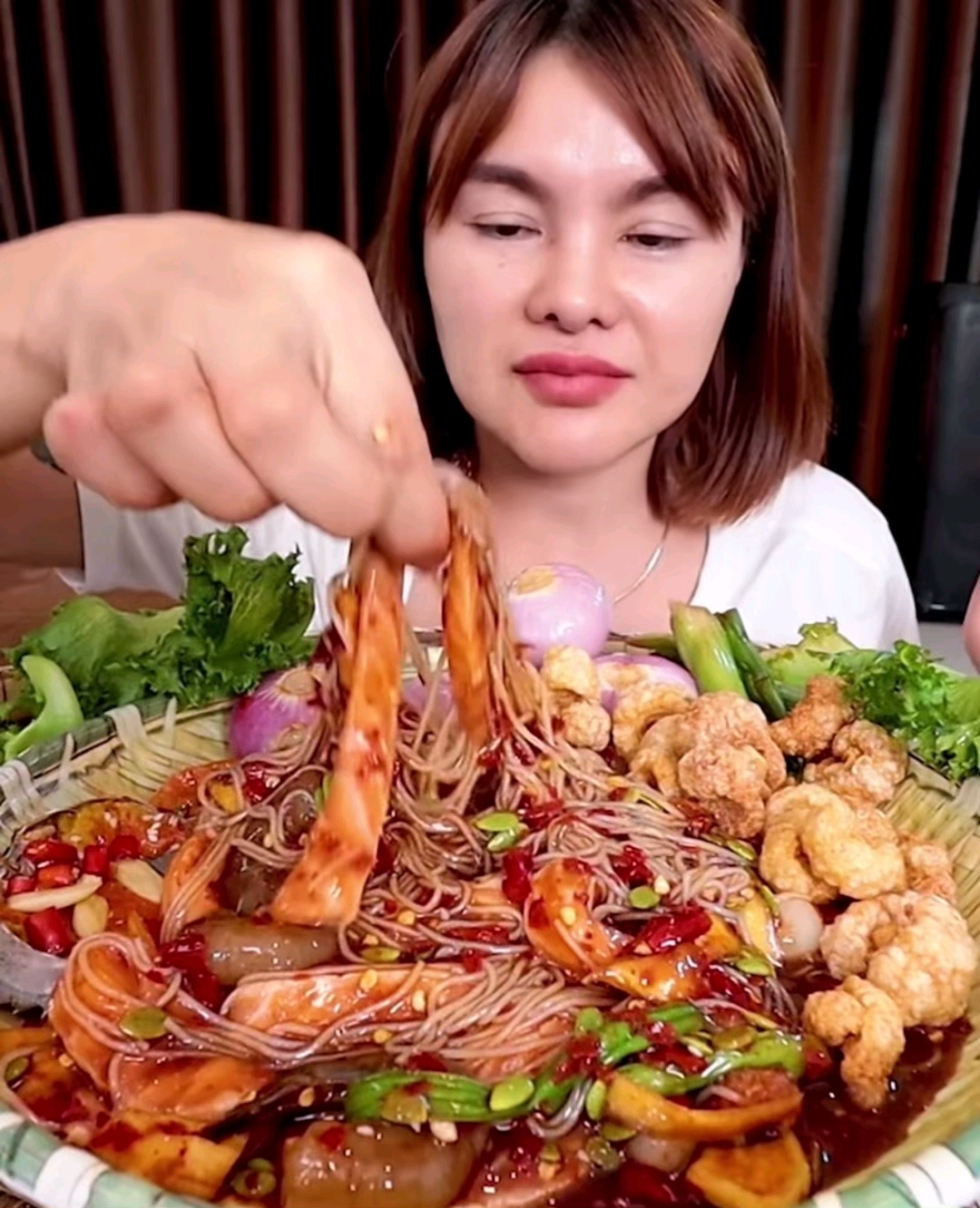 泰国米姐吃好吃的凉拌三文鱼,随机引诱大批网友围观。