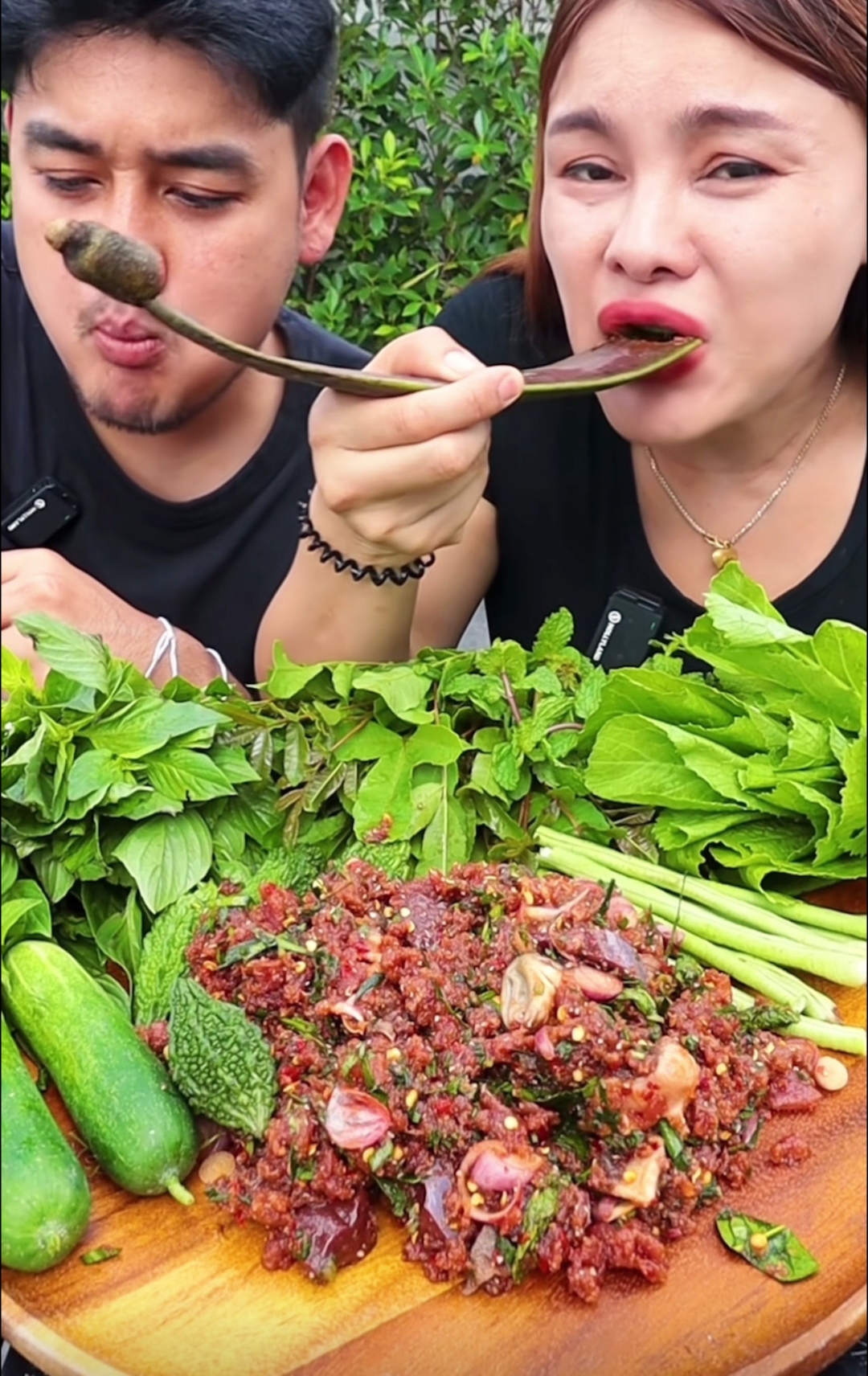 泰国米姐夫妇吃木蝴蝶凉拌生牛肉,再来点本土绿化带,美滋滋