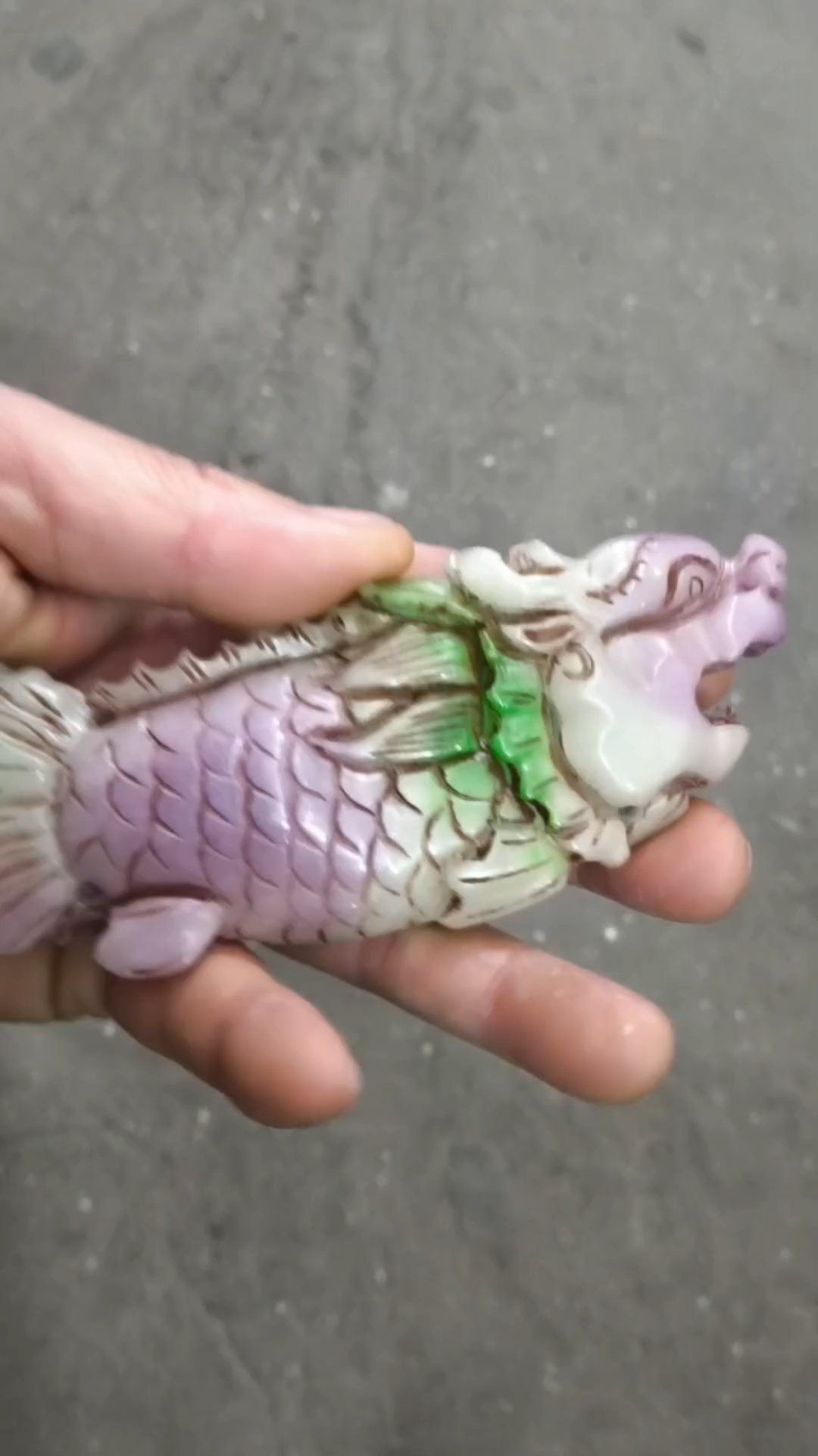 小伙子带来的翡翠手把件鲤鱼化龙  欢迎欣赏