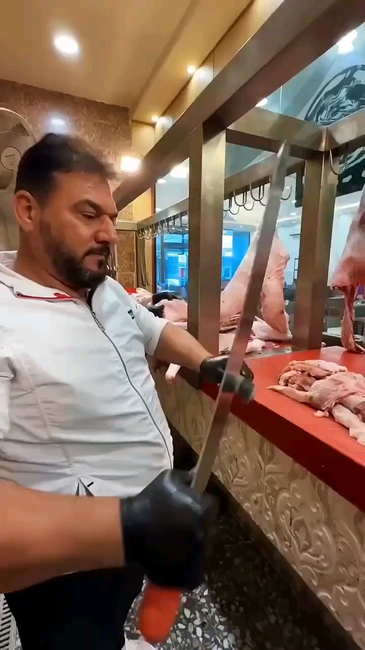 大胡子磨砍刀手工剁肉烤一米多长肉串子做美食