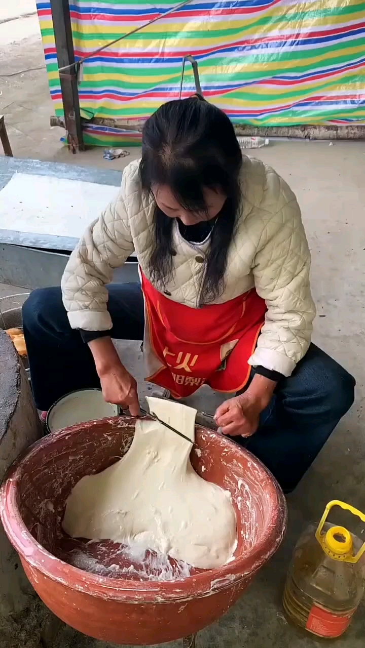 好手艺，女子炸油条不用手