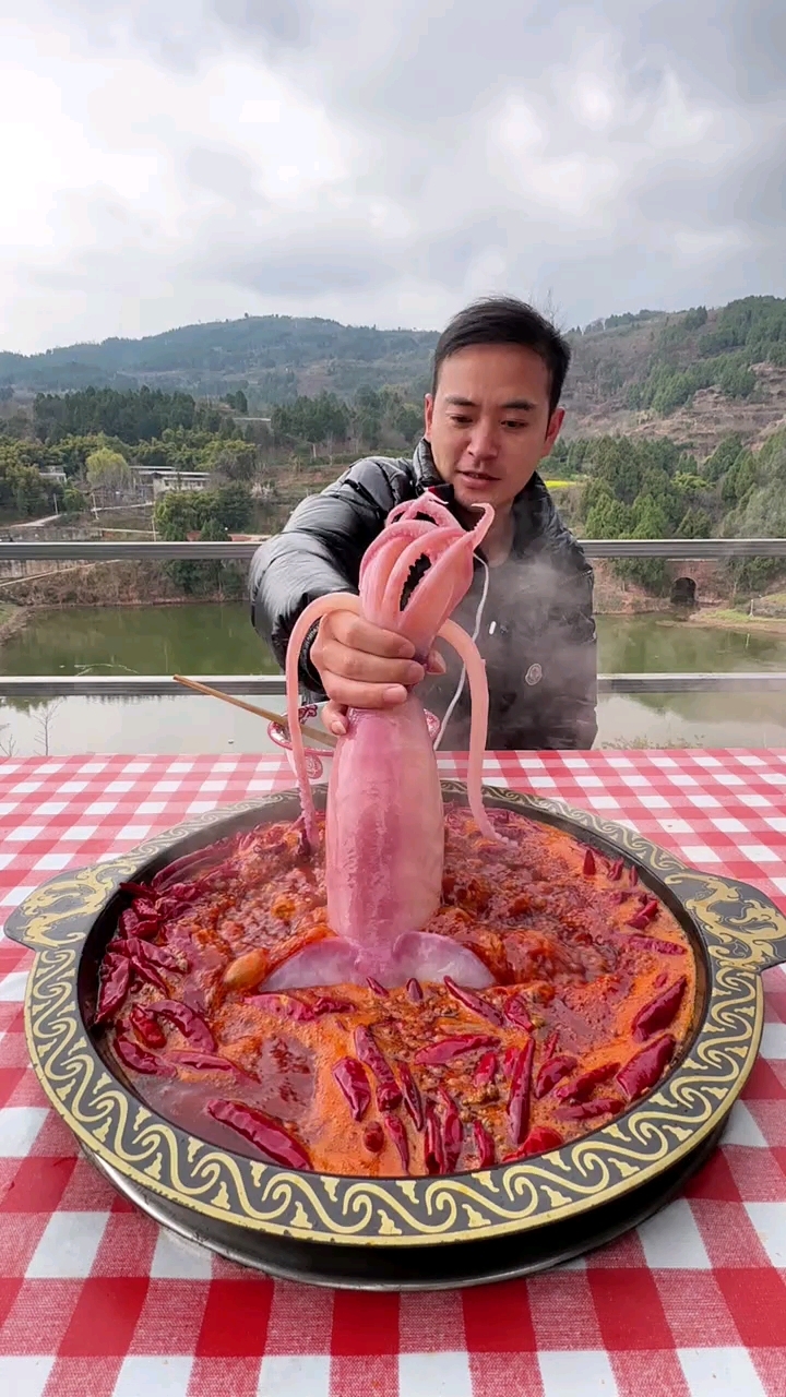 吃鱿鱼火锅