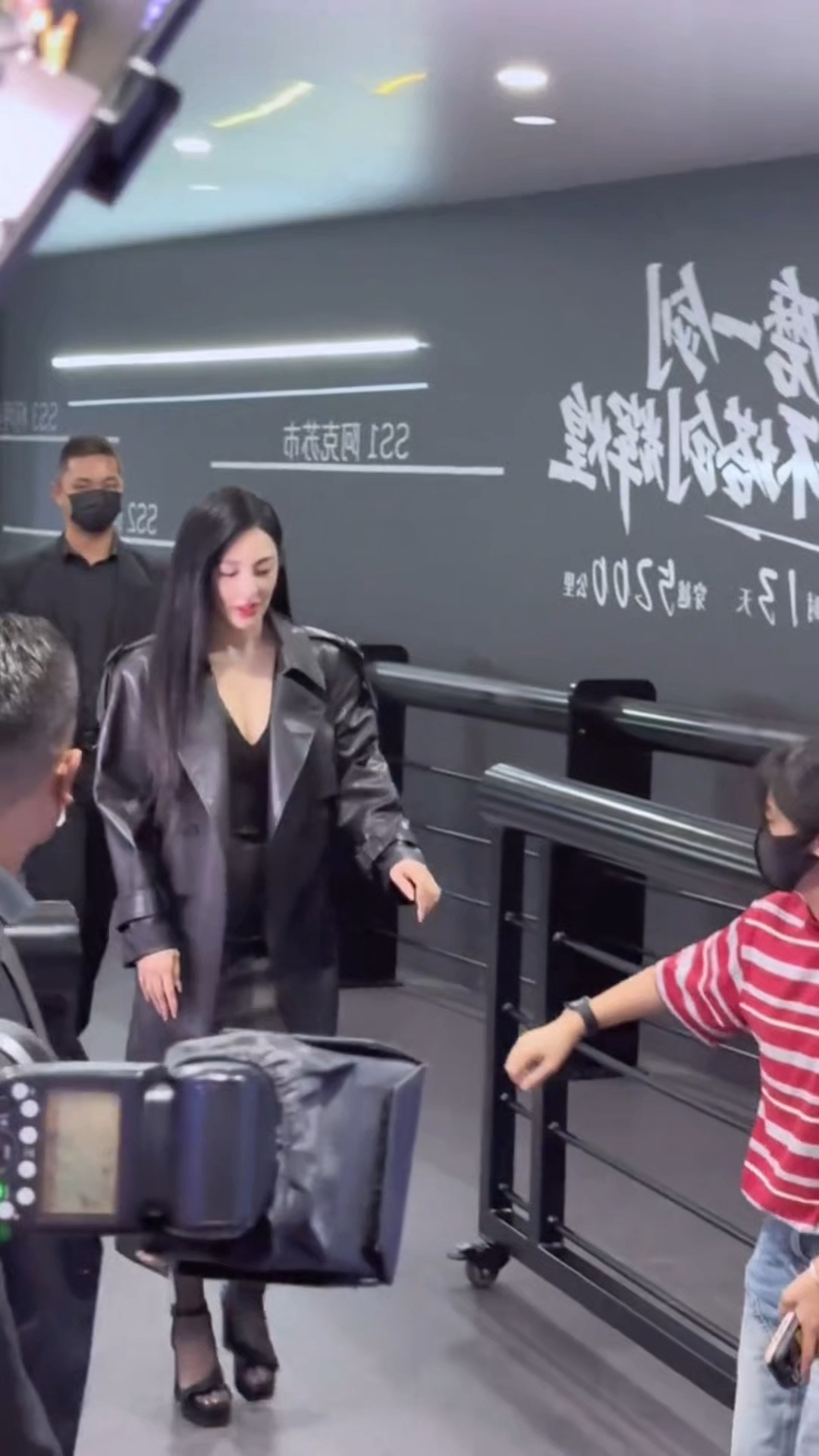 张雨绮现身成都车展,穿一身皮衣又美又有气质,这也太美了