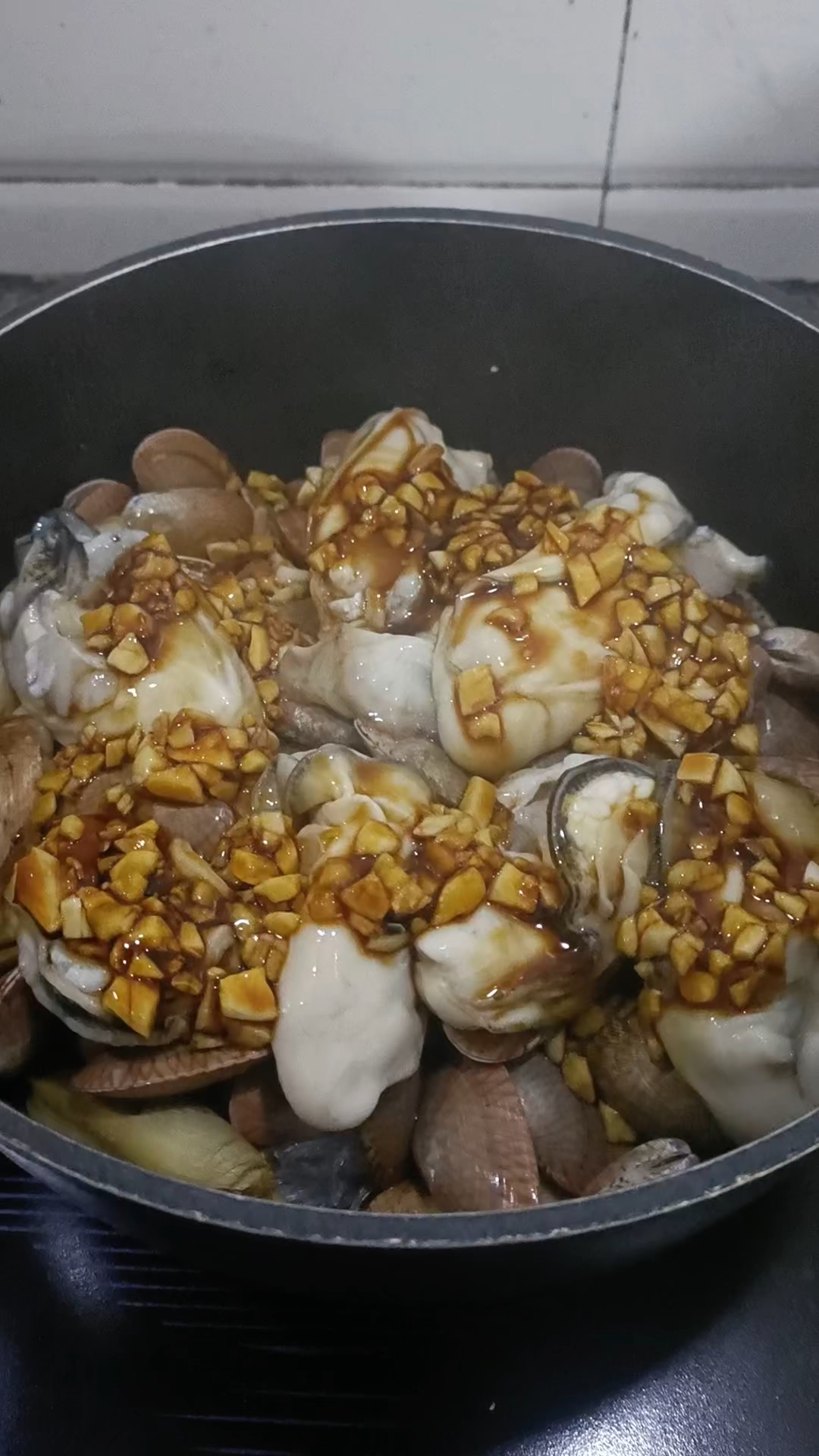 今天市场海鲜特价,买了喜欢的花甲蛏子和生蚝,煮一锅花甲粉丝煲