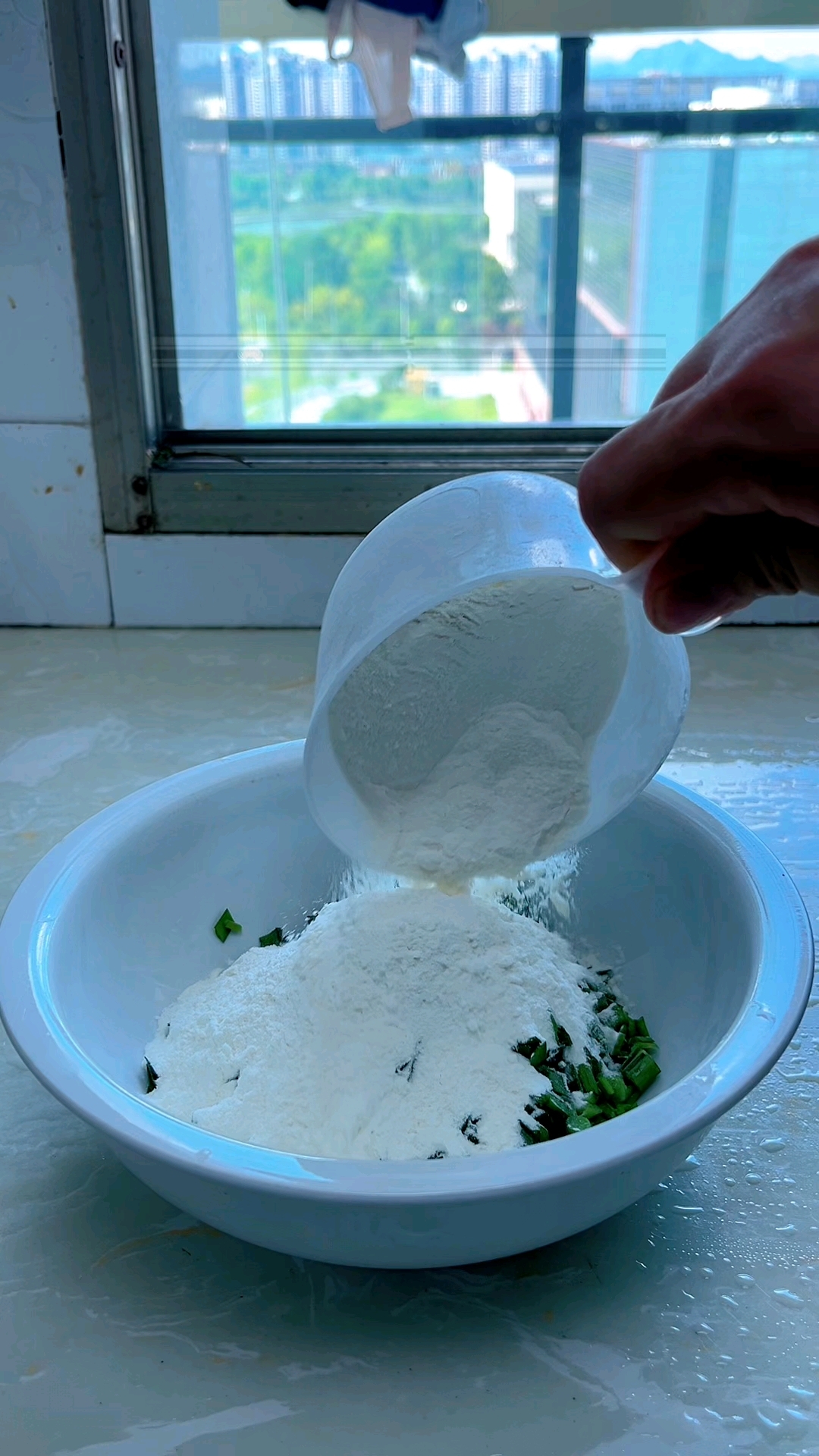 很多人不知道，韭菜里面到入一碗面粉，营养健康还好吃！