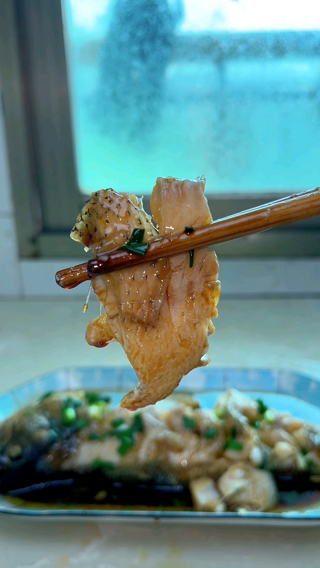 清蒸鲈鱼到底是先泼油还是先淋汁呢？很多人都做错了！