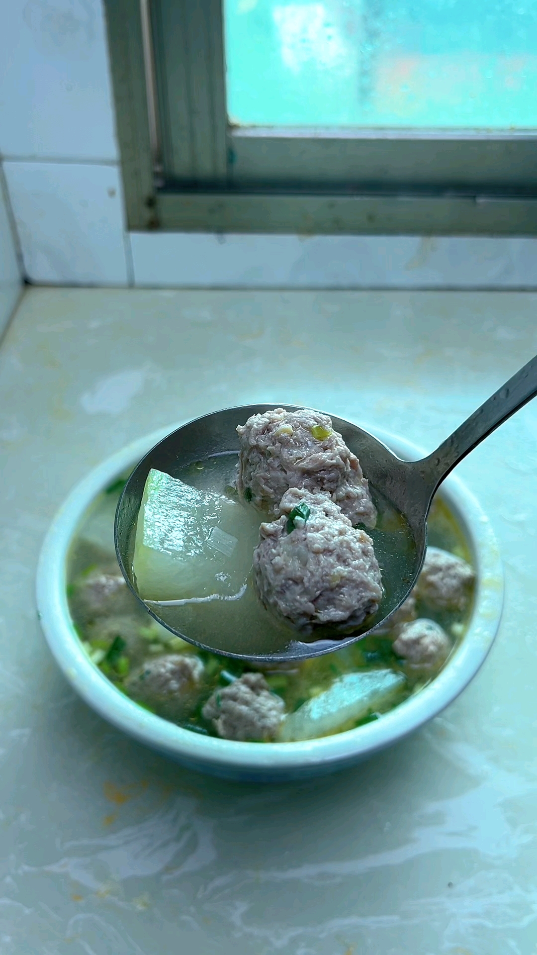 天气热要多喝这个冬瓜肉丸汤哈,汤鲜味美,营养又好吃