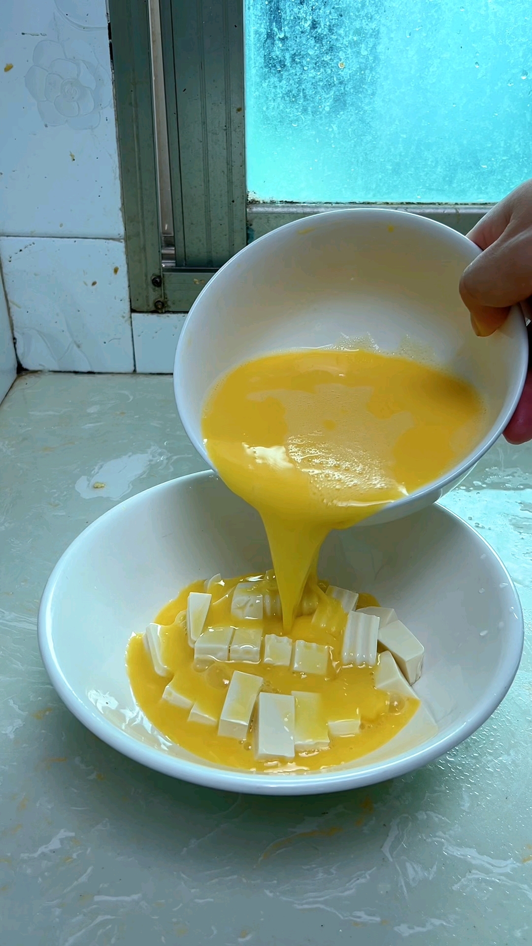 把鸡蛋倒进豆腐里面，出锅就是一道美食，而且做法特别简单！