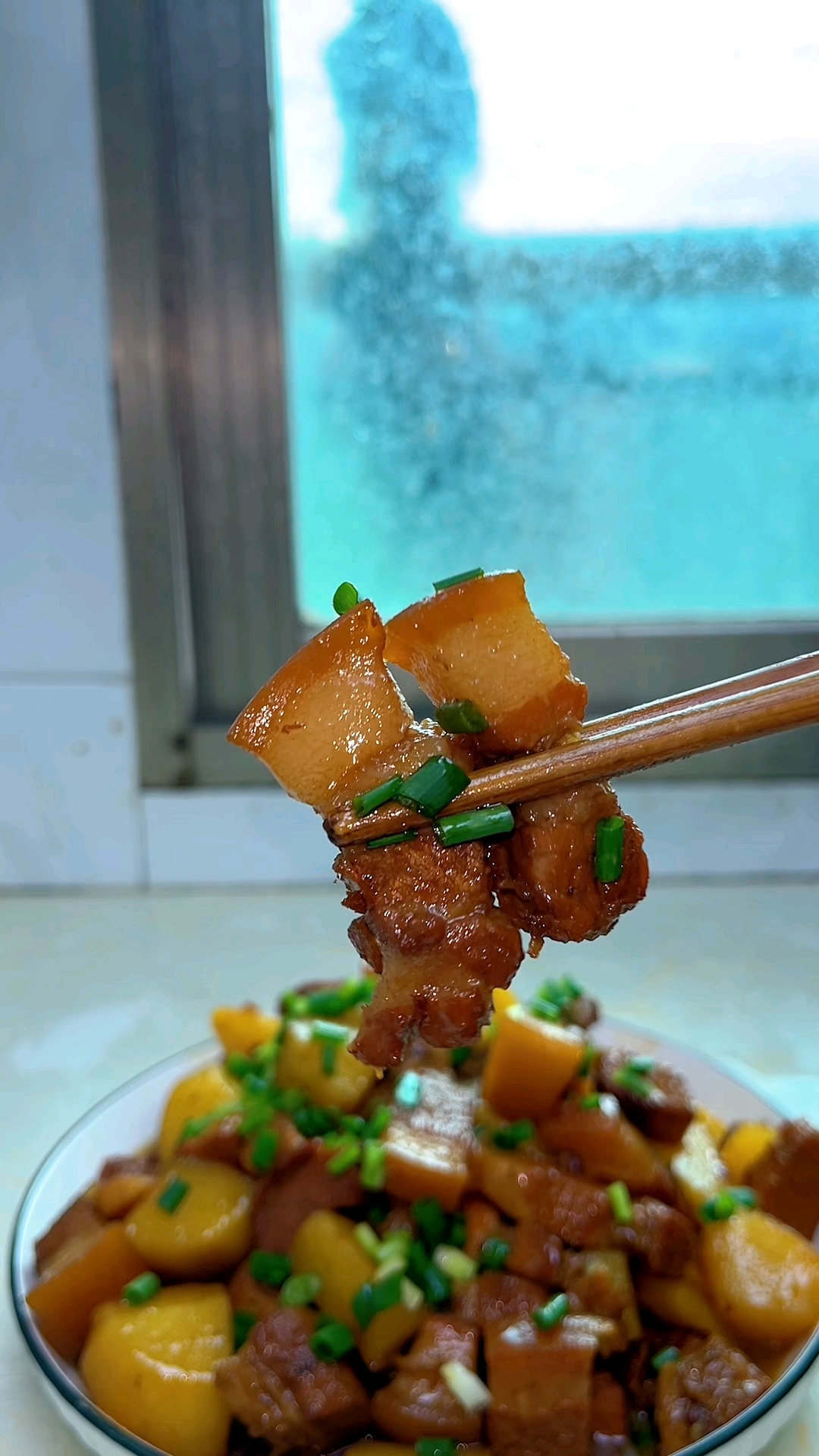 红烧肉切记不要直接下锅炖，学会这样做，肥而不腻瘦而不柴！