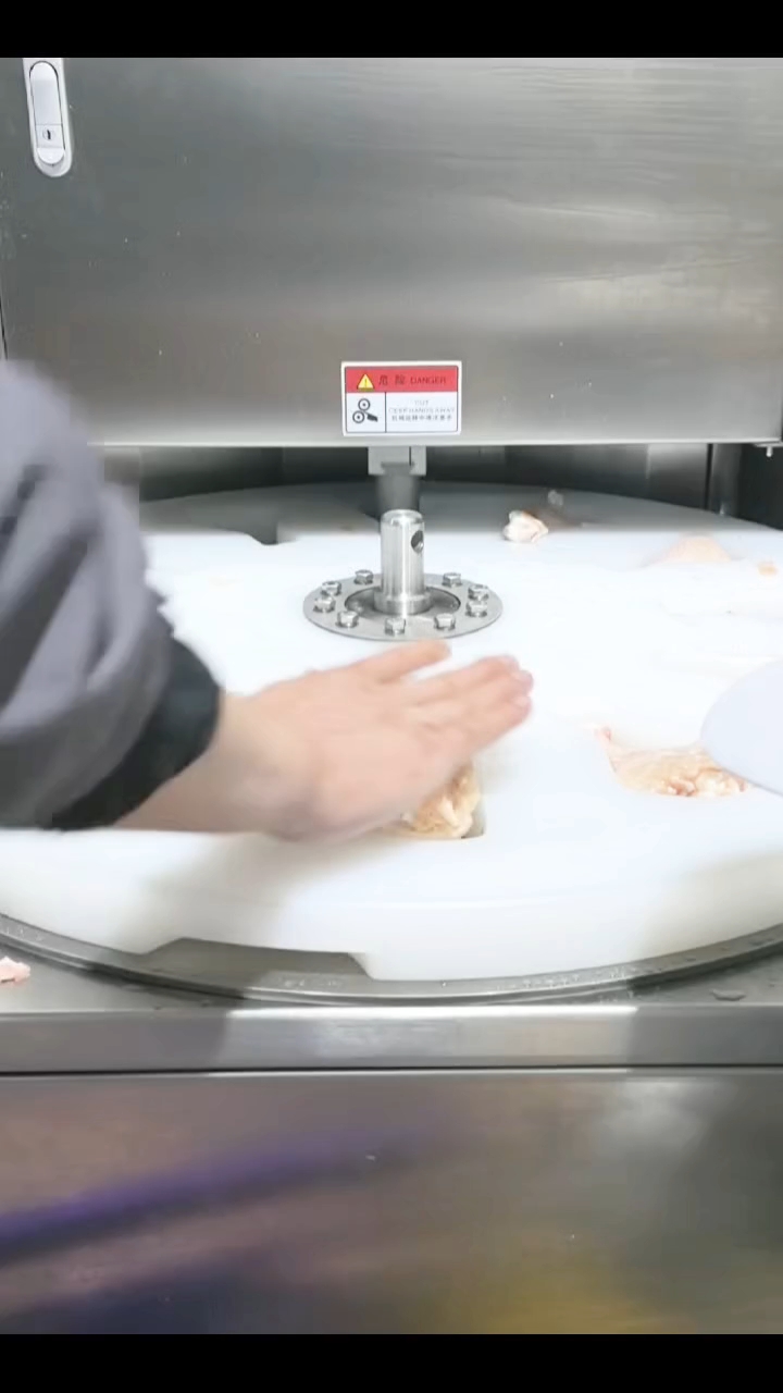 琵琶腿切块效果不错#琵琶腿切块机 #鸡腿切块机#鸭脖切段机 