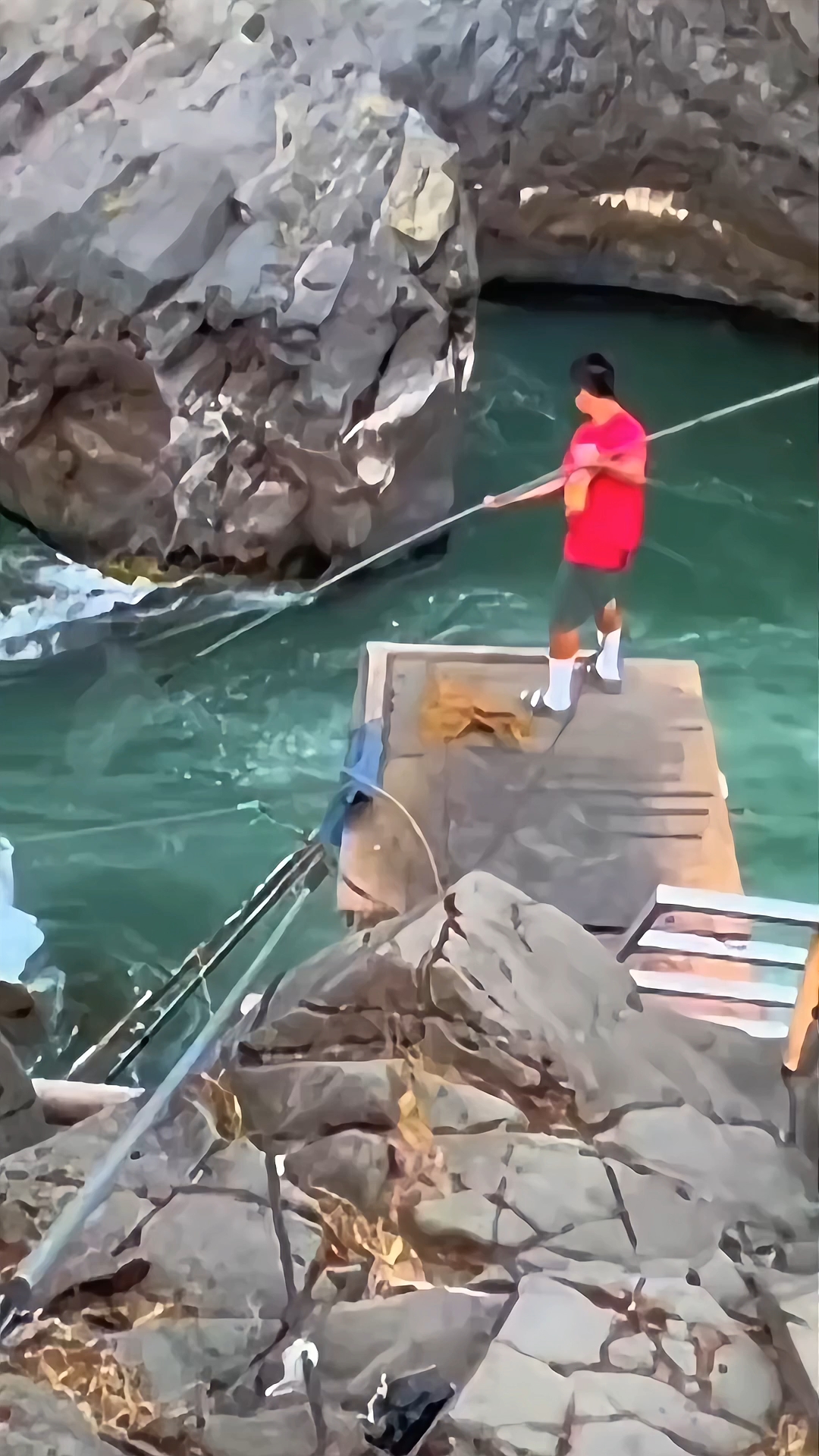 渔民在急流的水域捕鱼，看的让人提心吊胆！