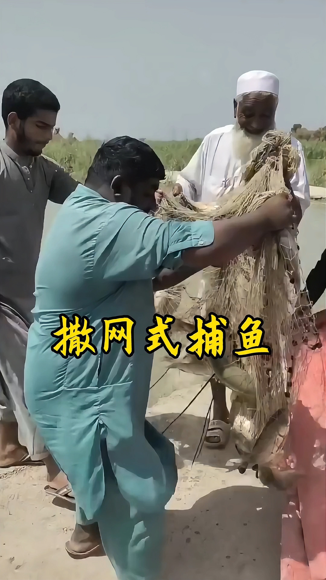 渔民在水库撒网捕鱼,简直让人大开眼界!