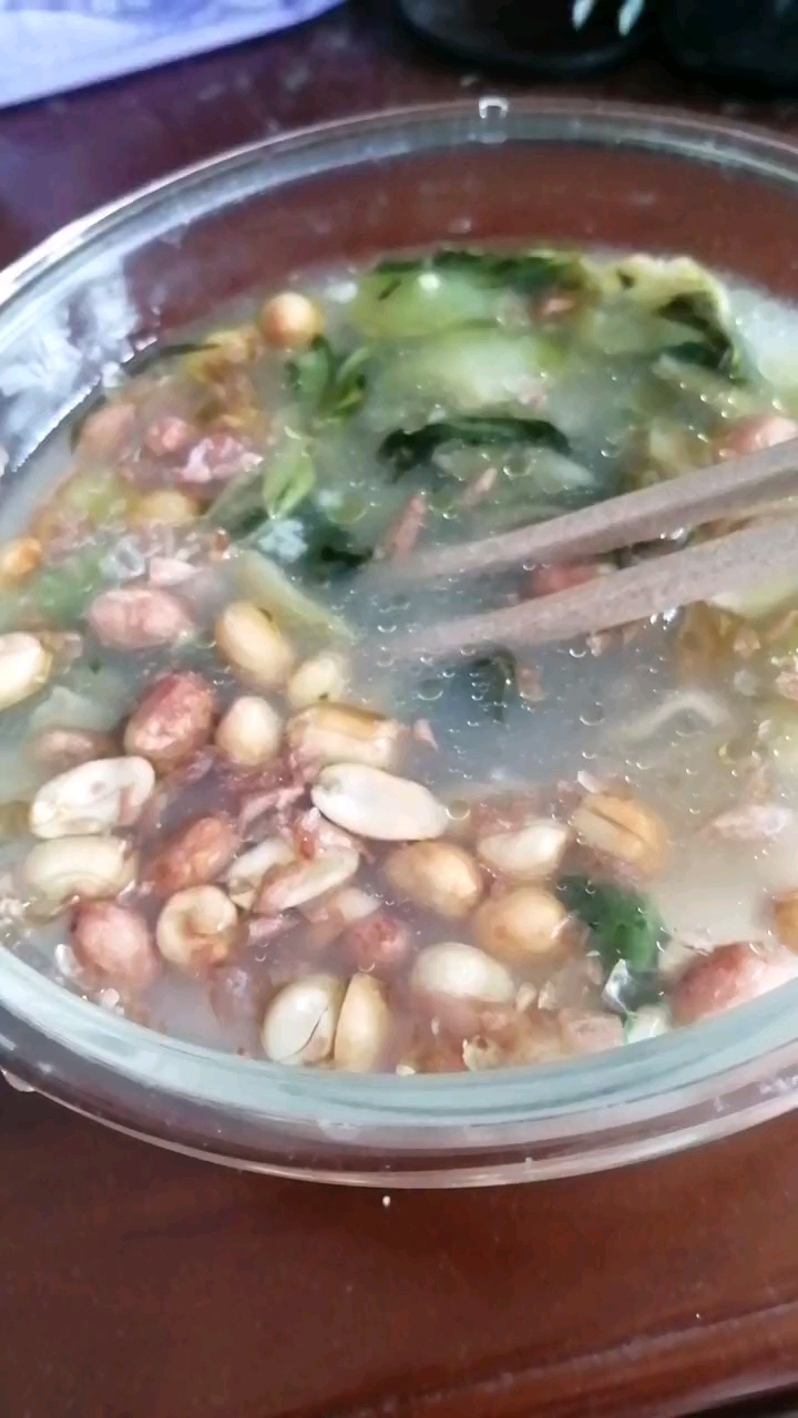 二米粥,加五香花生米,青菜,榨菜