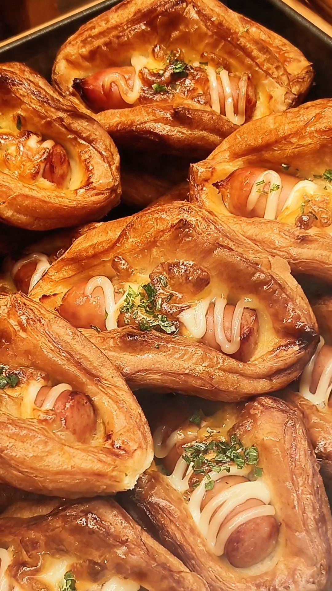 丹麦小热狗～酥香的丹麦面团搭配上咸鲜的热狗肠 真的不哦～