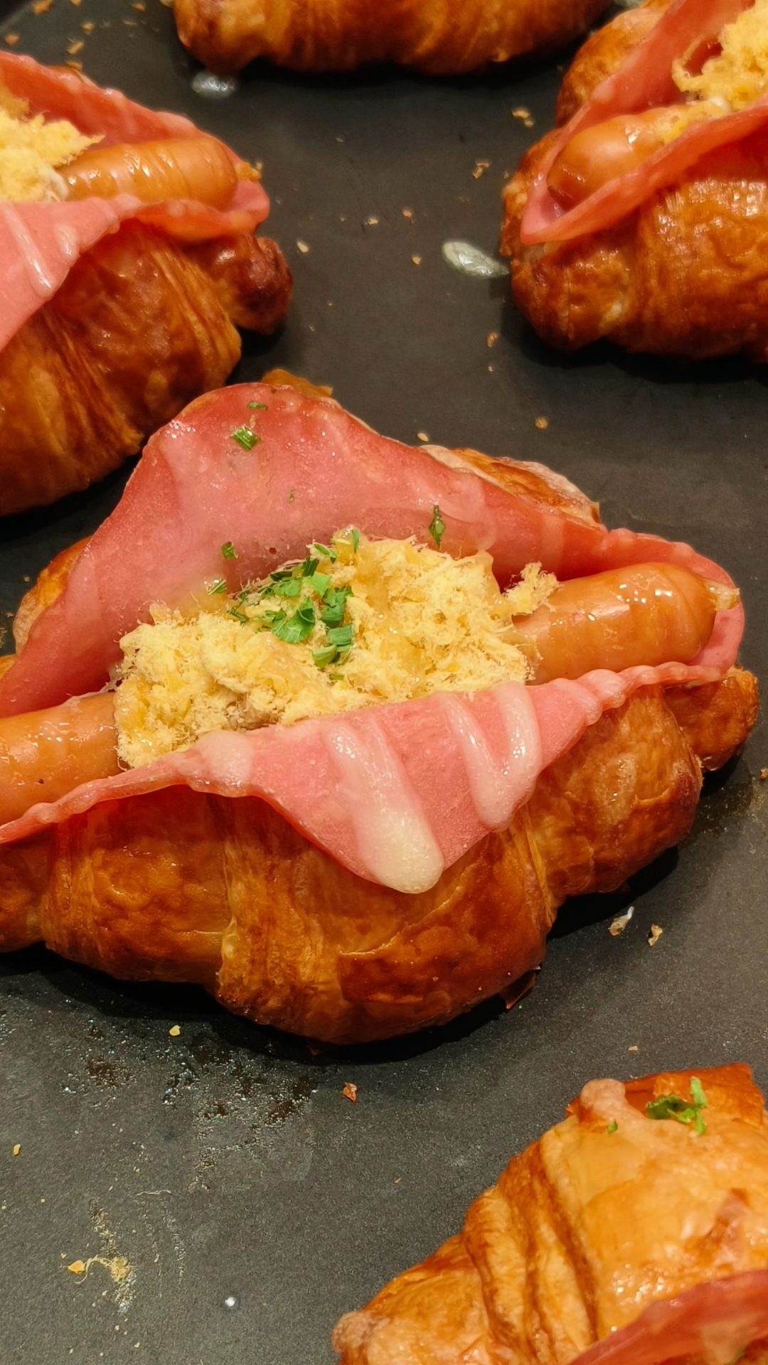 今日面包～～热狗肉松可颂