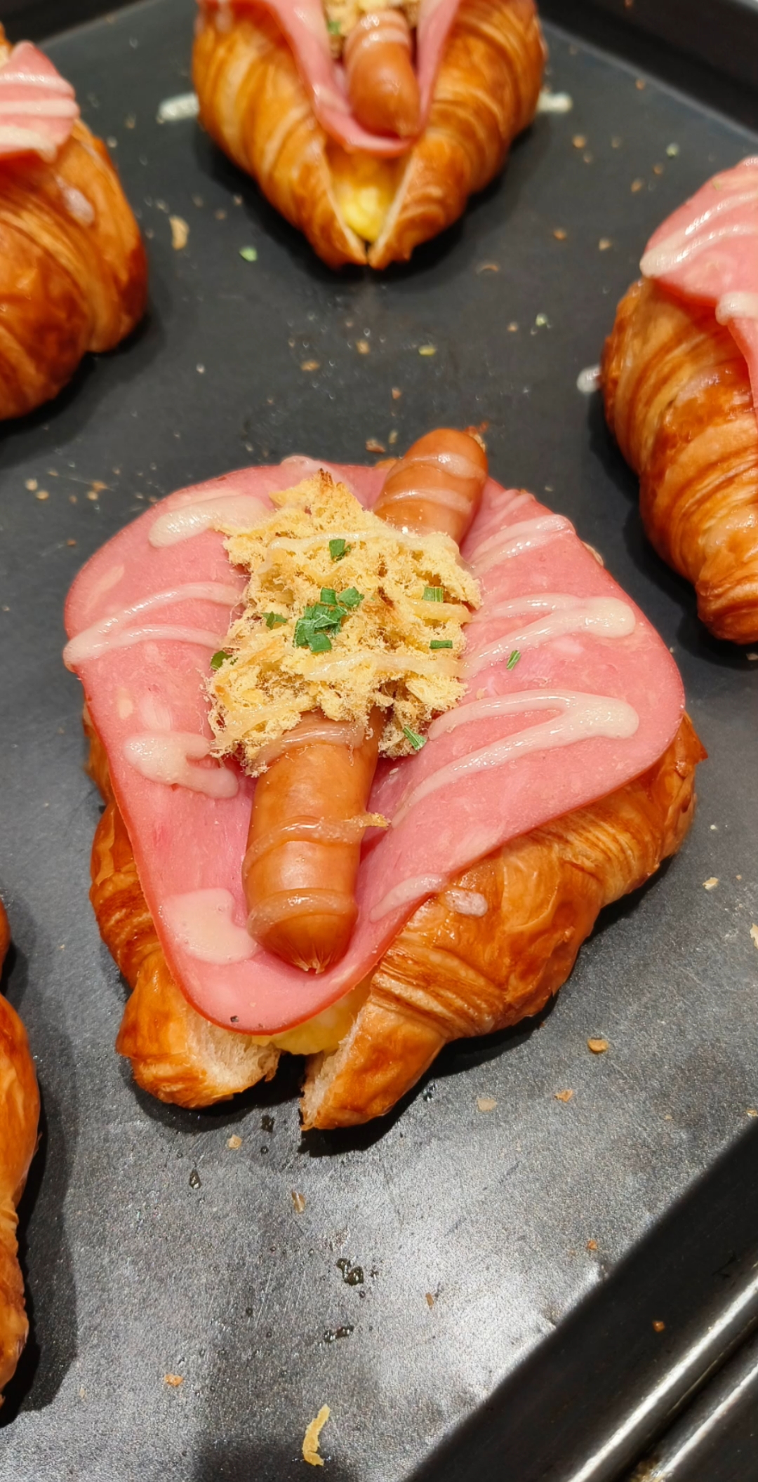 今日份热狗可颂面包～热狗肠搭配可颂面包真的香香脆脆,好吃～