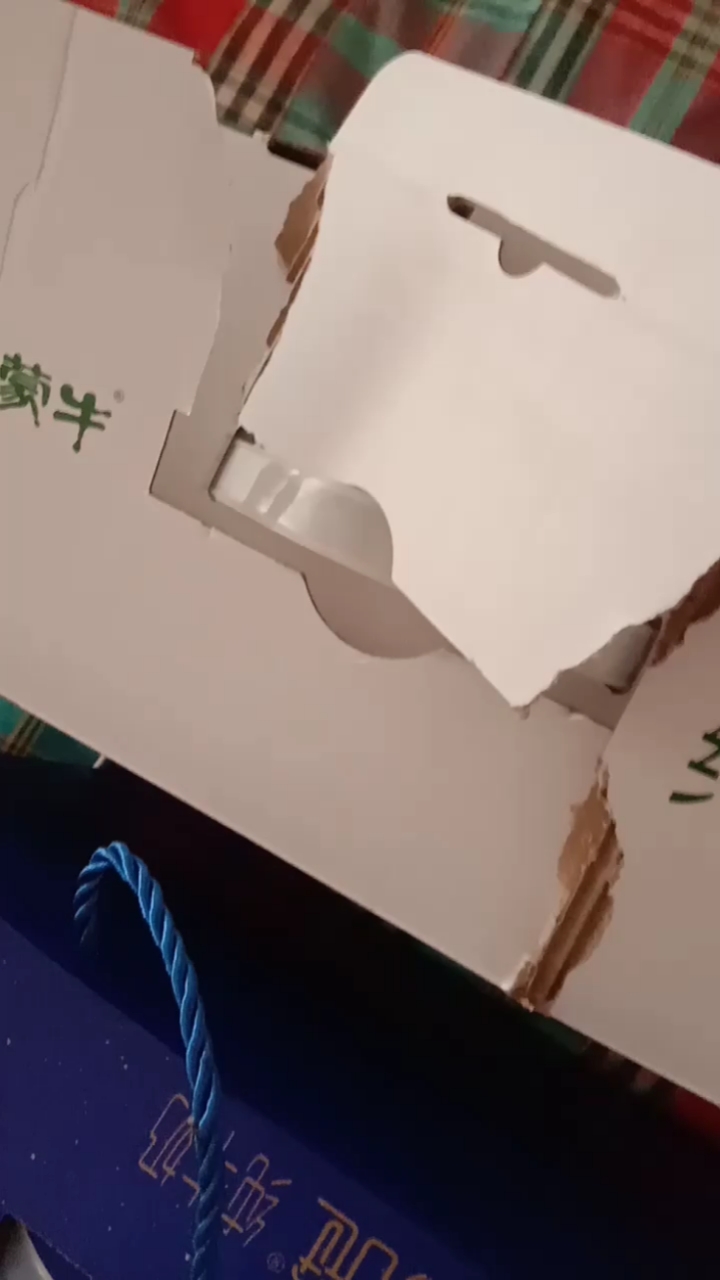 蒙牛外包装是纯牛奶,拆开里面是甜牛奶饮品,大家买的时候小心些